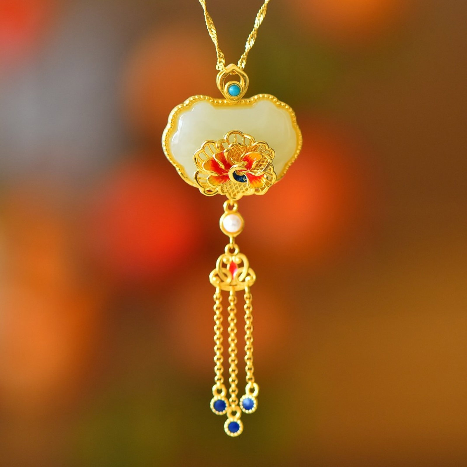 An Exquisite Sterling Silver-Gold Plated Inlaid White Jade Pendant: An Exquisite Sterling Silver-Gold Plated Inlaid White Jade Pendant,Size:17mmx24mm 纯银镀金镶白玉吊坠