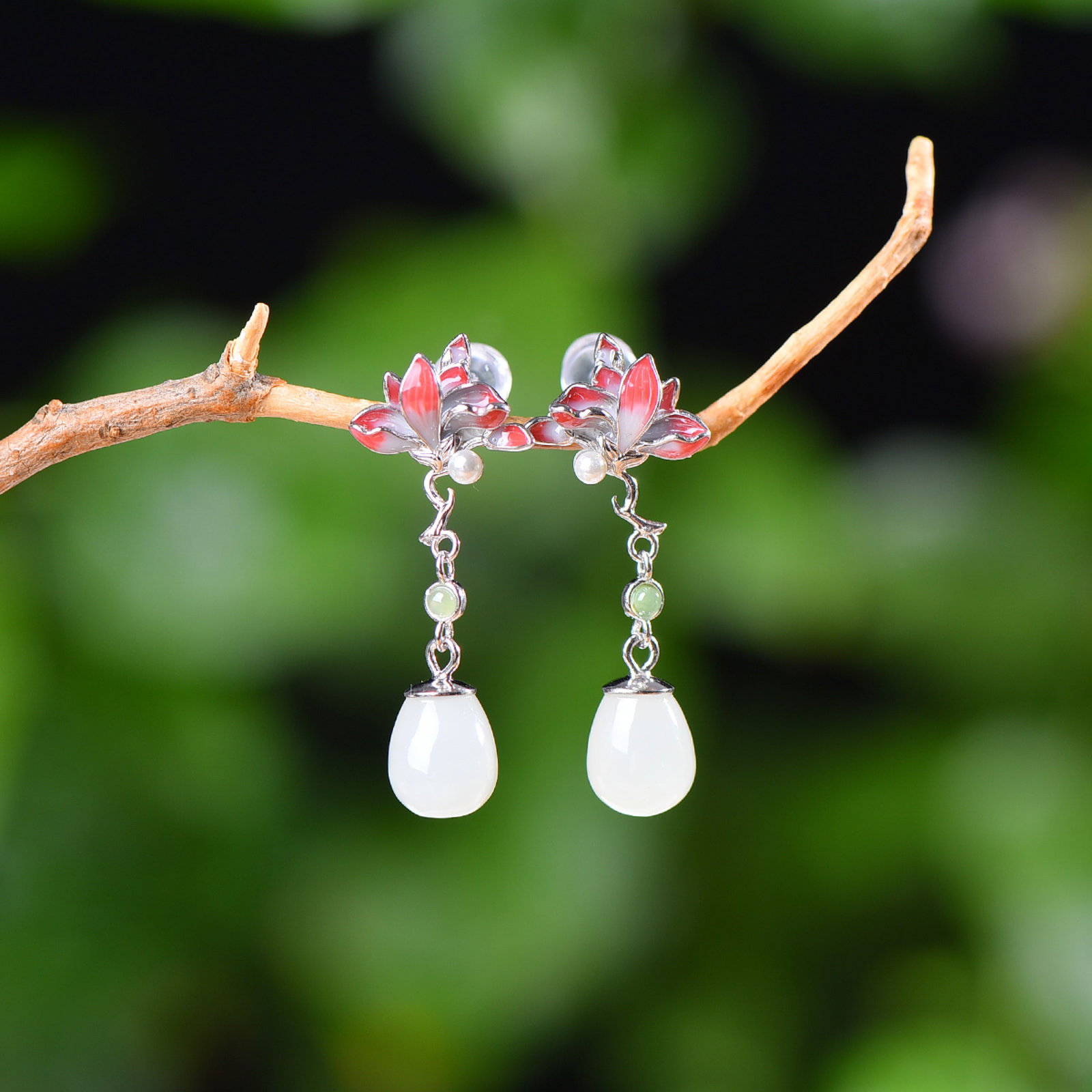 A Pair of Exquisite Sterling Silver Inlaid White Jade Enamel Earrings,Inlaid Pearls: A Pair of Exquisite Sterling Silver Inlaid White Jade Enamel Earrings,Inlaid Pearls,Size:8mmx9mm 一对纯银镶白玉珐琅耳环,嵌ஔ