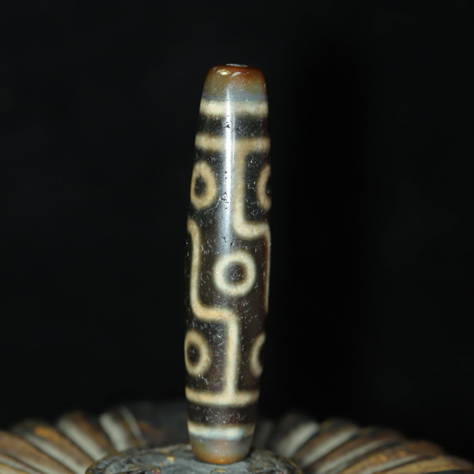 An Exquisite Nine Eyes Dzi Bead Pendant: An Exquisite Nine Eyes Dzi Bead Pendant，Size：57mmx12mm，Weight：14g 九眼天珠挂件