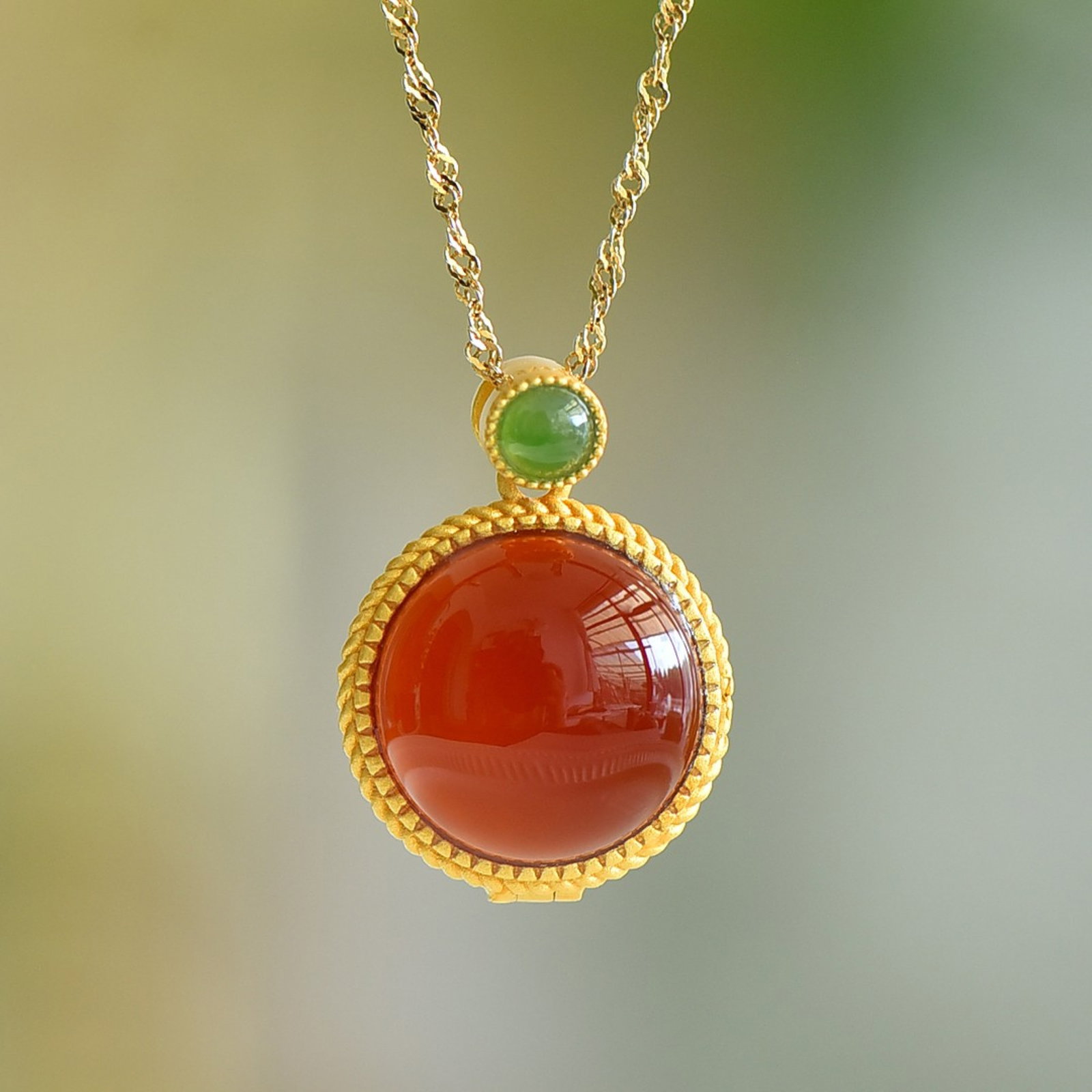 An Exquisite Sterling Silver-Gold Plated Inlaid Agate Pendant,Inlaid Jasper: An Exquisite Sterling Silver-Gold Plated Inlaid Agate Pendant,Inlaid Jasper,Size:14mmx14mm 纯银镀金镶玛瑙吊坠,嵌碧玉