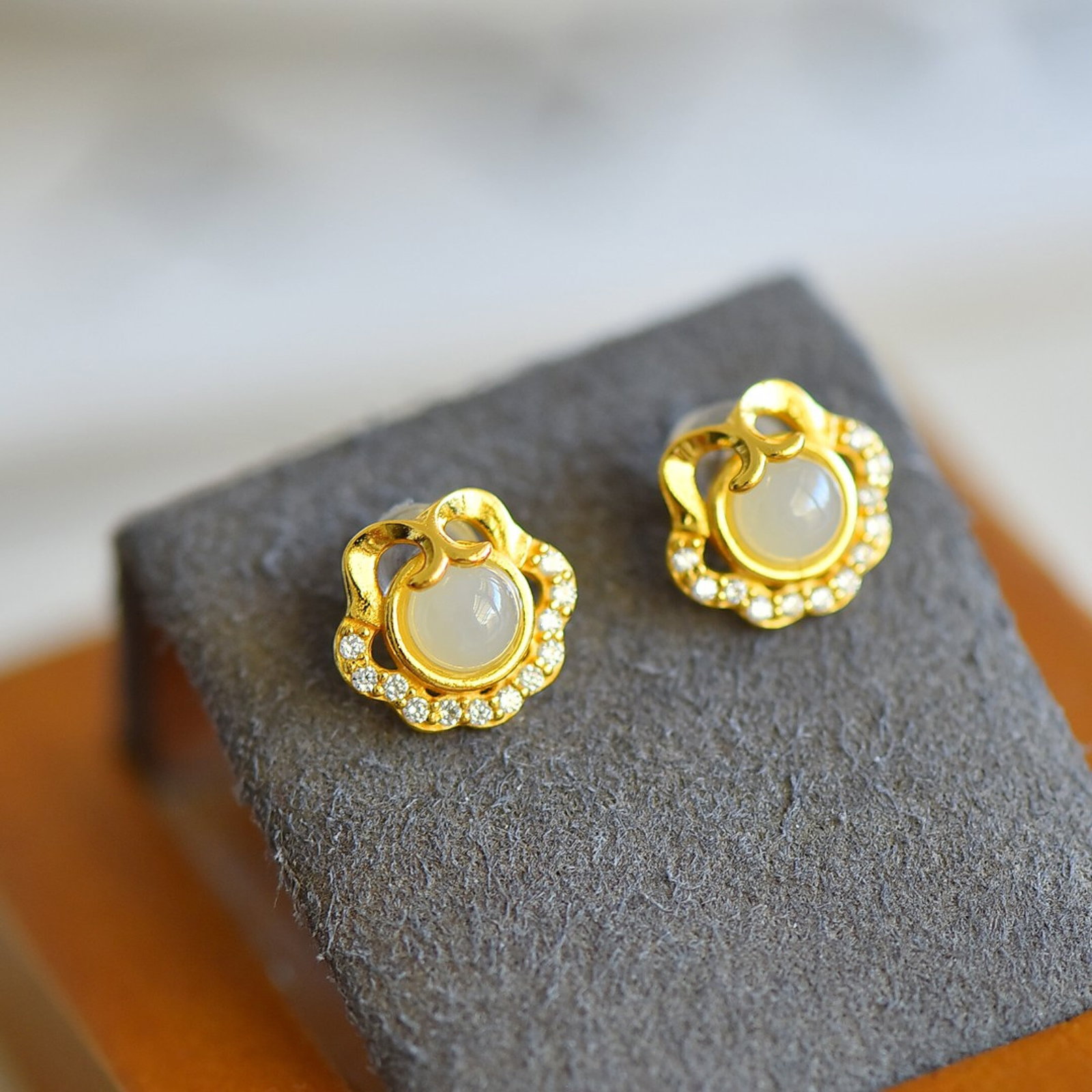 A Pair of Exquisite Sterling Silver-Gold Plated Inlaid Jasper Earring,Inlaid Diamonds: A Pair of Exquisite Sterling Silver-Gold Plated Inlaid Jasper Earring,Inlaid Diamonds,Size:5mmx5mm 一对纯银镀金镶碧玉耳钉,嵌&