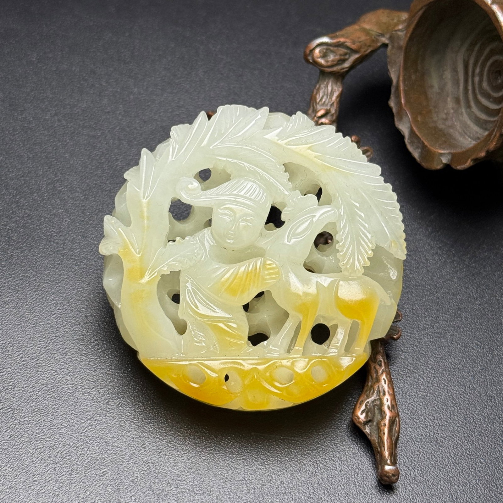 An Exquisite White Jade Hollow Figure Deer Pattern Pendant: An Exquisite White Jade Hollow Figure Deer Pattern Pendant,Qing Dynasty,China,Size:54mmx54mmx13mm,Weight:60g
