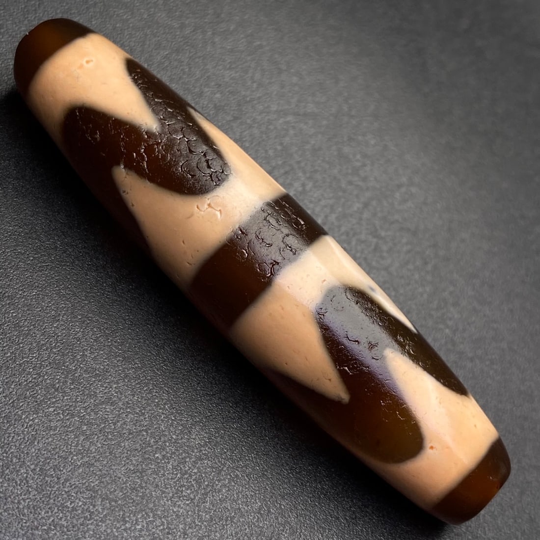 An Exquisite Dzi Bead Pendant: An Exquisite Dzi Bead Pendant,Size:57mmx13mm,Weight:14.5g 天珠挂件