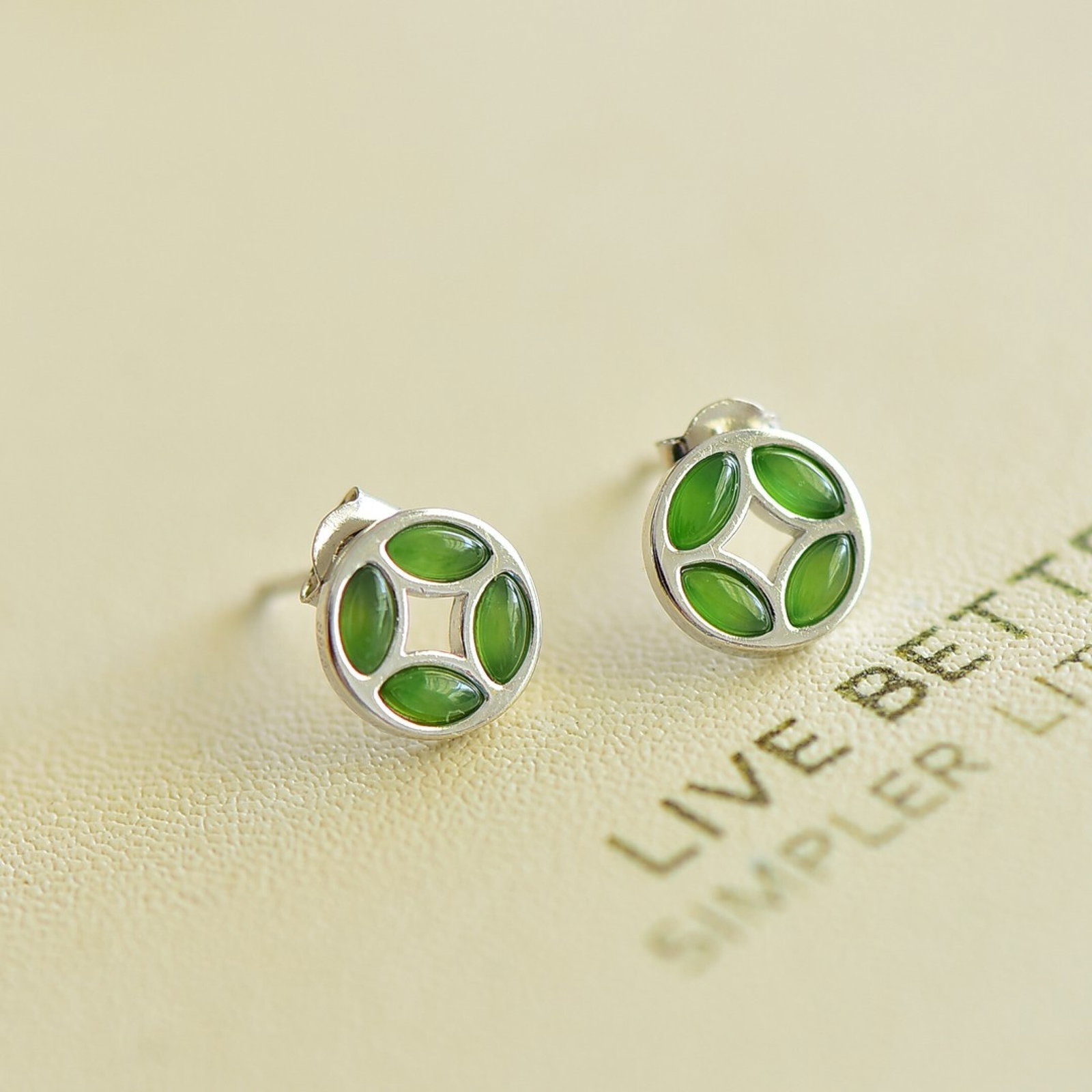 A Pair of Exquisite Sterling Silver Inlaid Jasper Earrings: A Pair of Exquisite Sterling Silver Inlaid Jasper Earring,Size:2mmx4mm 一对纯银镶碧玉耳钉