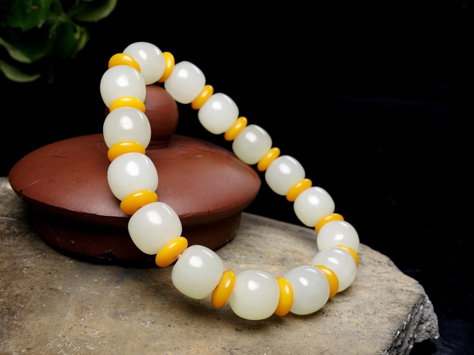 An Exquisite White Jade Bracelets: An Exquisite White Jade Bracelets,Size:9mmx10mm 白玉手串