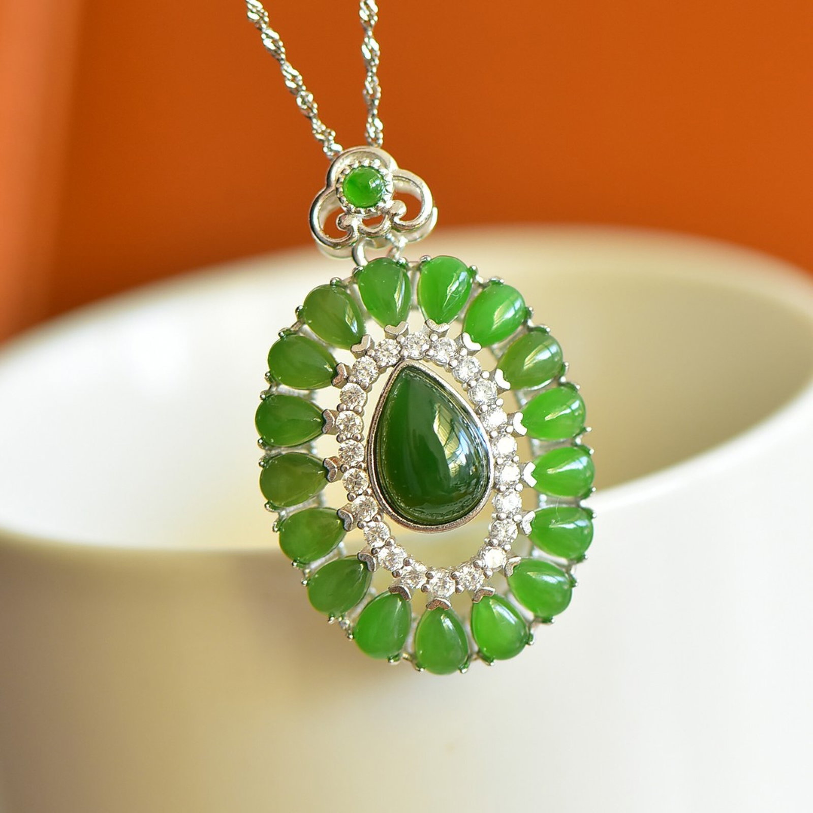 An Exquisite Sterling Silver Inlaid Jasper Pendant,Inlaid Diamonds: An Exquisite Sterling Silver Inlaid Jasper Pendant,Inlaid Diamonds,Size:8mmx12mm 纯银镶碧玉吊坠,嵌钻石