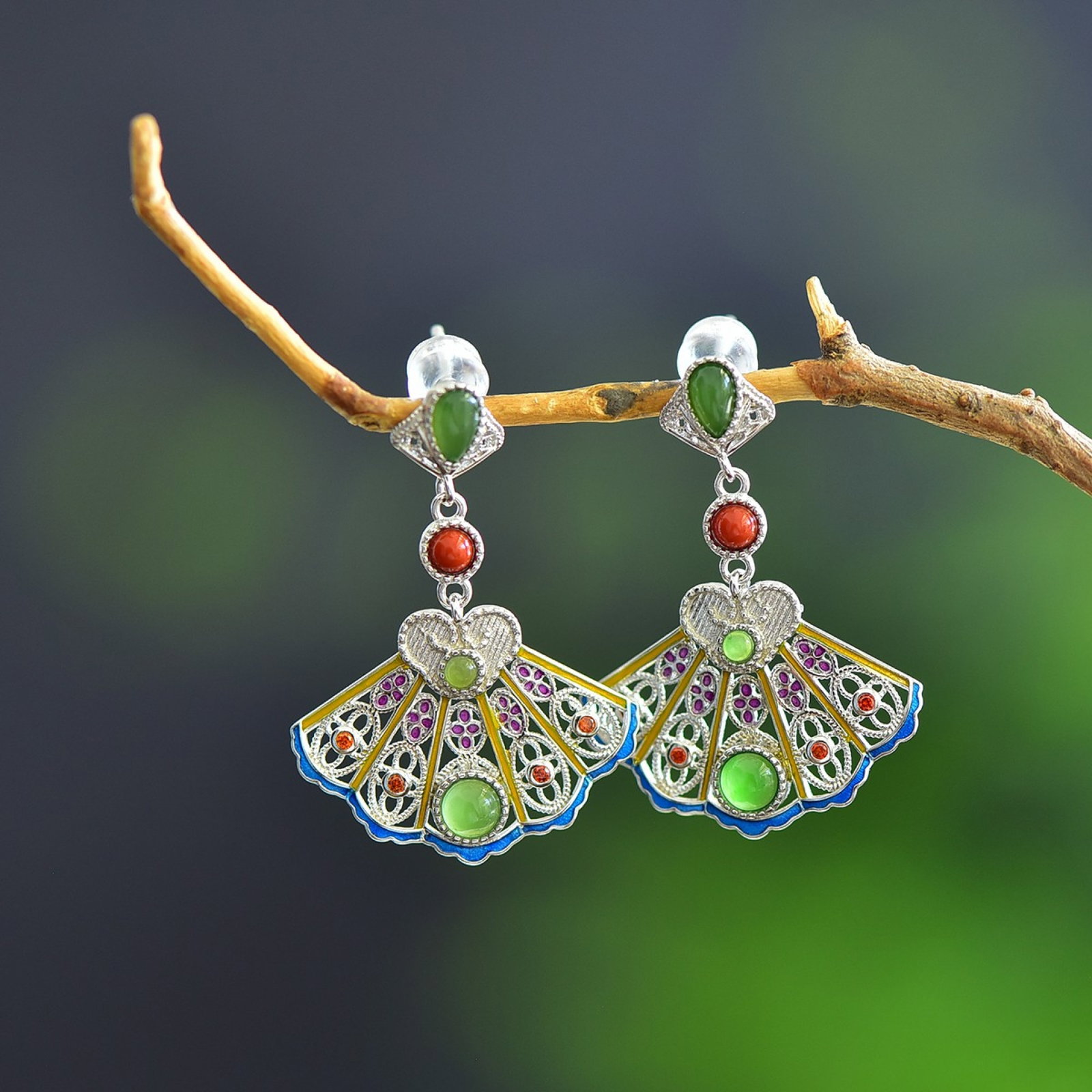 A Pair of Exquisite Sterling Silver Inlaid Jasper Earrings: A Pair of Exquisite Sterling Silver Inlaid Jasper Earrings,Size:4mmx4mm 一对纯银镶碧玉耳环