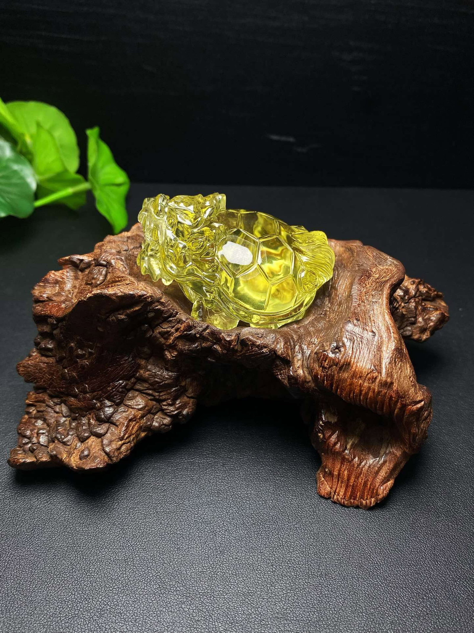 An Exquisite Crystal Turtle Ornament: An Exquisite Crystal Turtle Ornament,Size:58mmx45mmx30mm,Weight: 93.9g 水晶龟摆件 寓意:健康、长命、稳健的