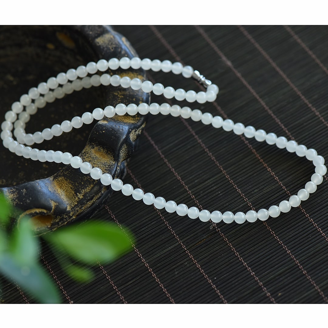 An Exquisite White Jade Necklace: An Exquisite White Jade Necklace,Size:6mm 白玉项链