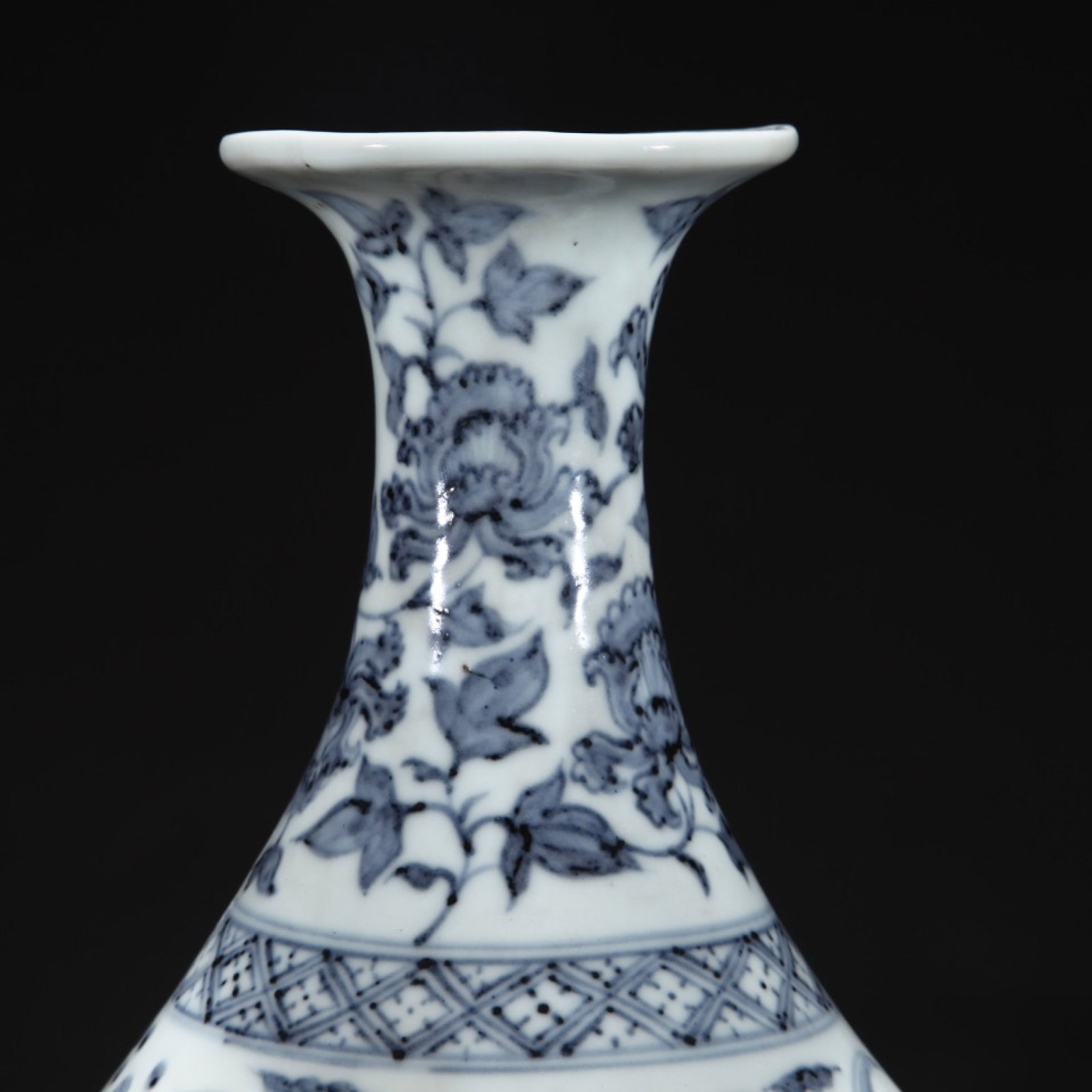 A Rare Blue and White Lotus and Mandarin Duck Pattern Vase - 4
