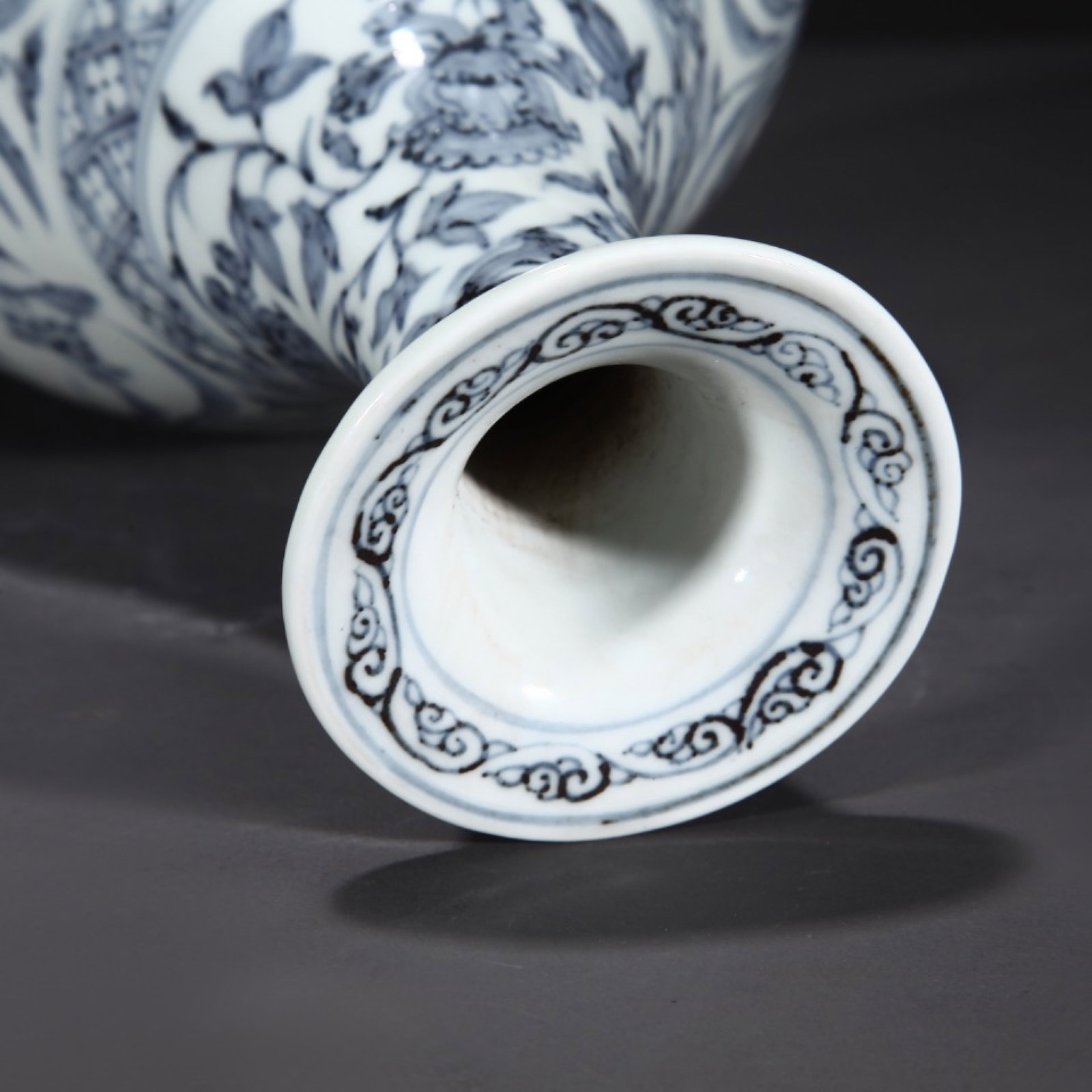 A Rare Blue and White Lotus and Mandarin Duck Pattern Vase - 7