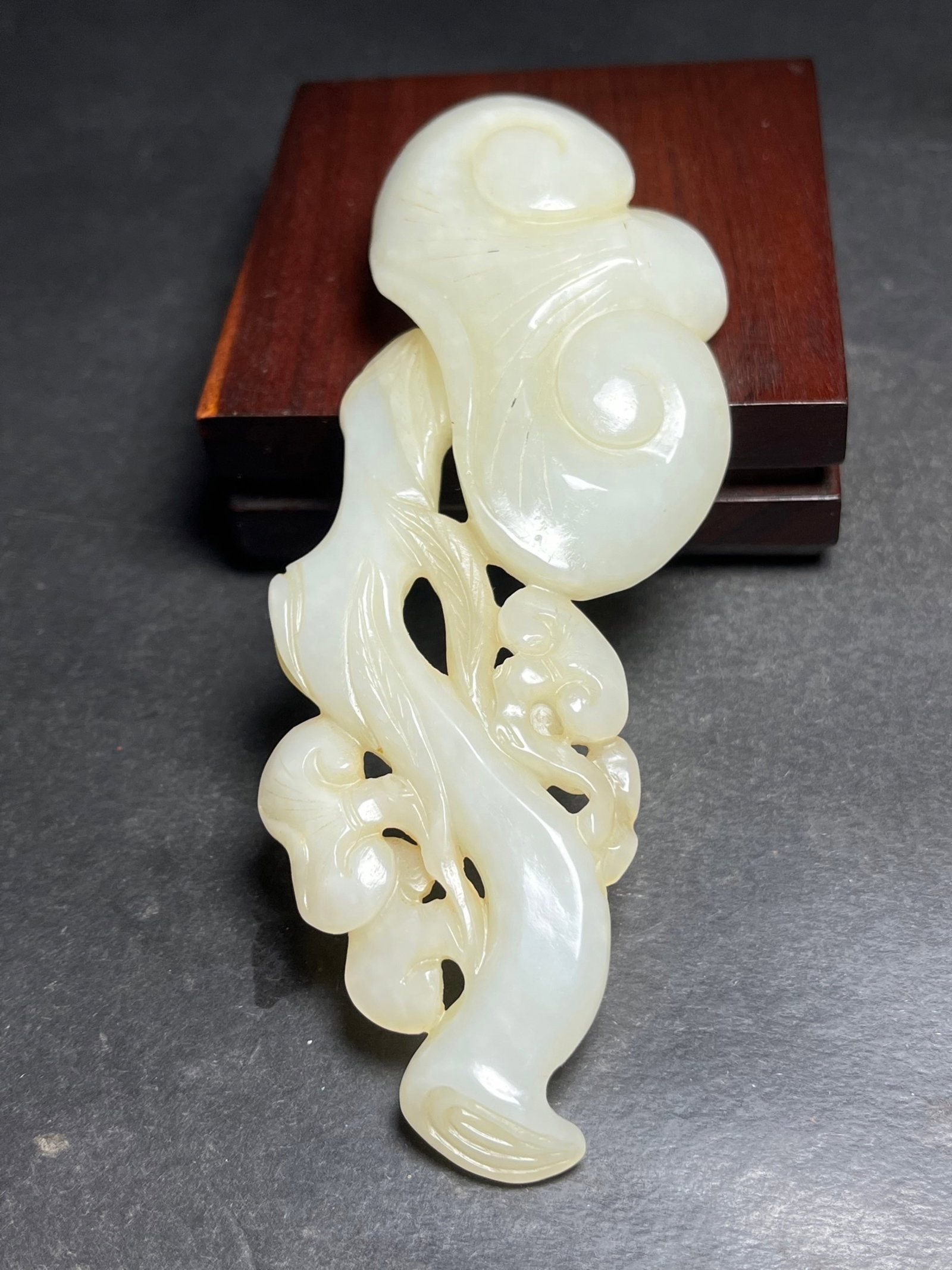 An Exquisite White Jade Ganoderma lucidum Hand Piece: An Exquisite White Jade Ganoderma lucidum Hand Piece,Qing Dynasty,China,Size:133mmx14mmx40mm,Weight:91g 白玉灵芝手把件,中国清代