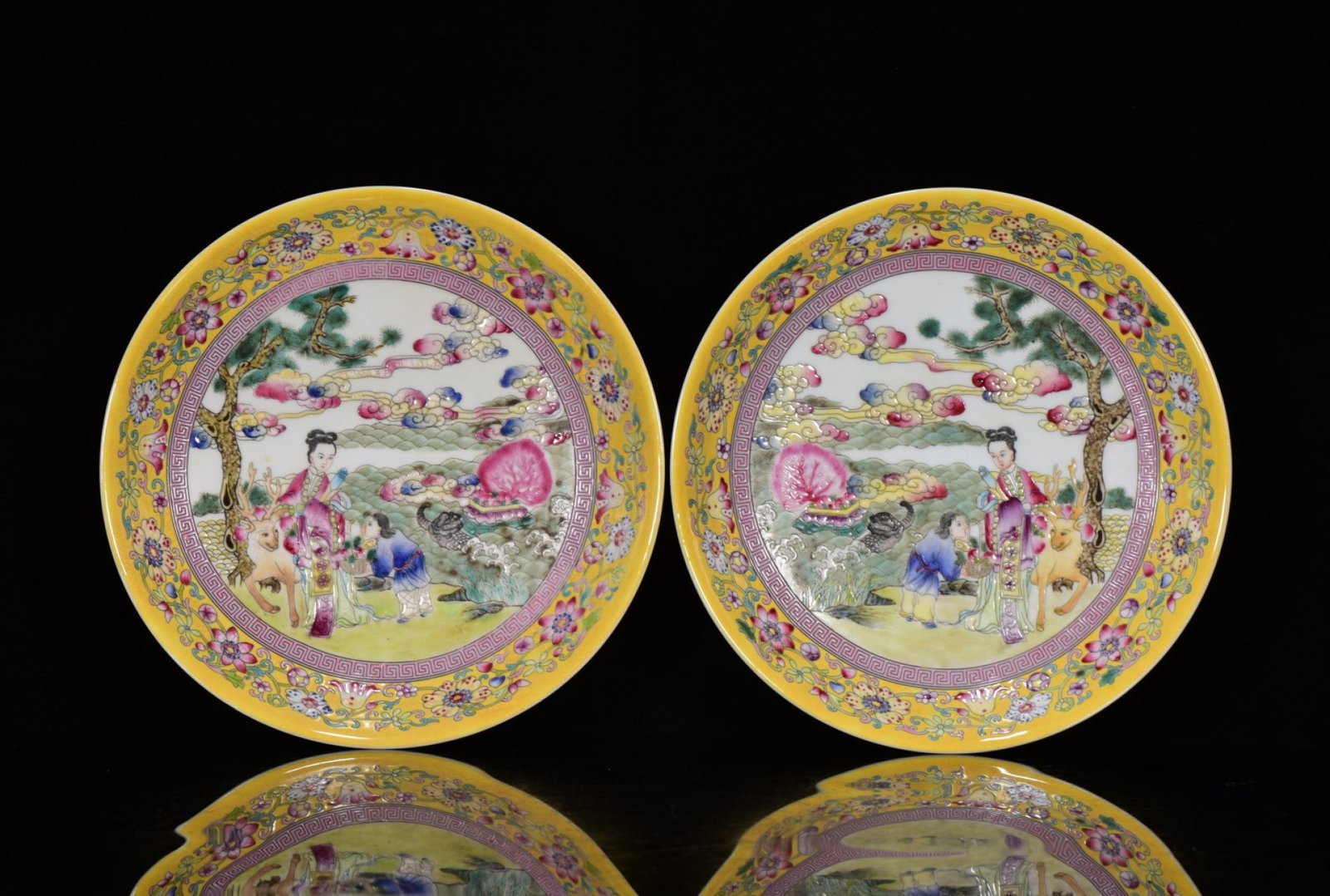 A Pair of Exquisite Famille-Rose Flower and Figure Pattern Plates: A Pair of Exquisite Famille-Rose Flower and Figure Pattern Plates,Qing Dynasty, China,Yongzheng Four-character Mark,Size:1.8inx8.3in 一对粉彩花卉人物