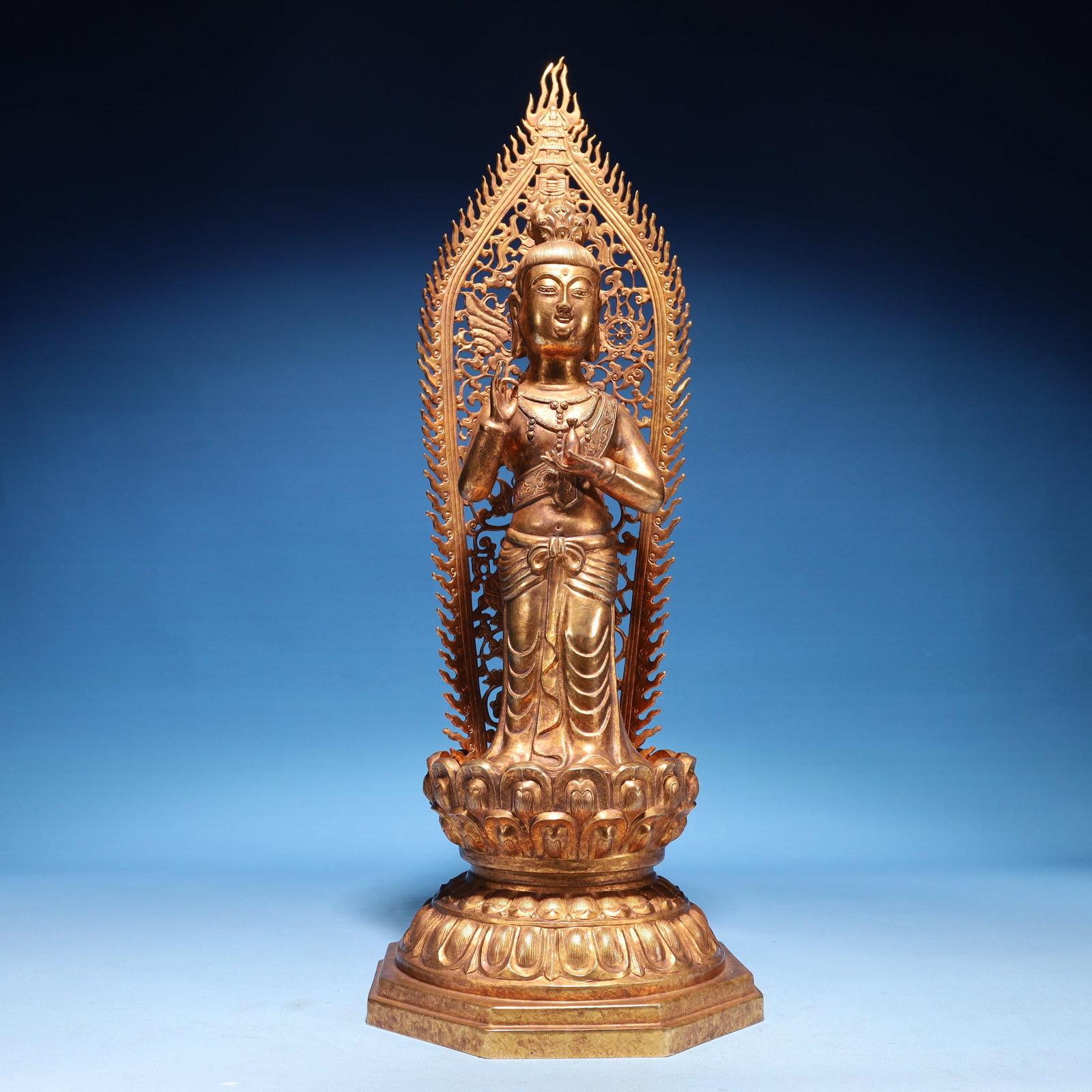 A Solemn Gilt Bronze Statue of Avalokitesvara: A Solemn Gilt Bronze Statue of Avalokitesvara,Qing Dynasty,China,Size:7.5inx20.5in,Weight:3750g 铜鎏金观音像,中国清代