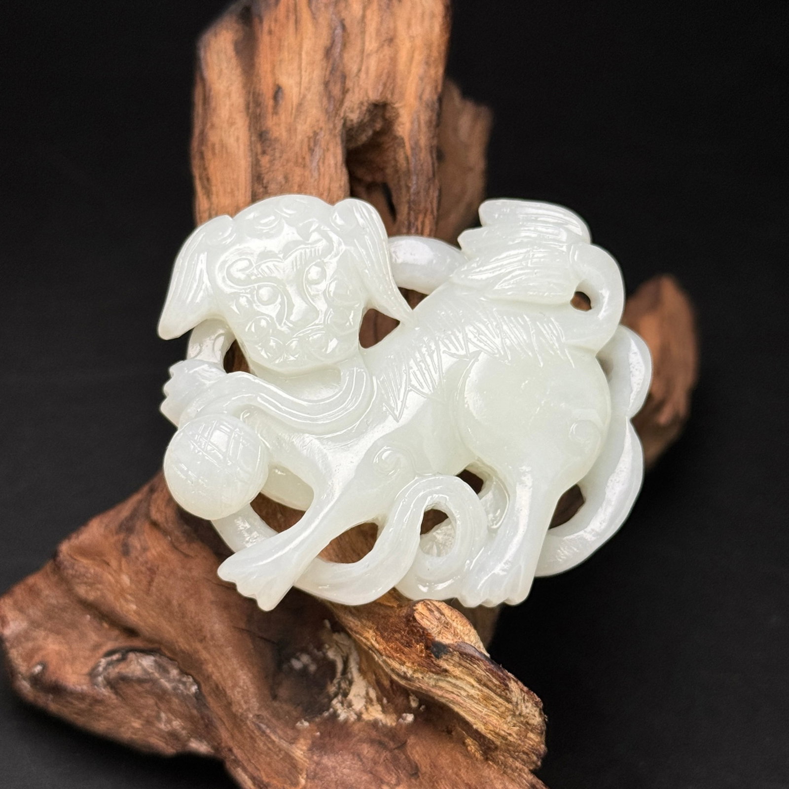 An Exquisite White Jade Lion Pendant: An Exquisite White Jade Lion Pendant,Qing Dynasty,China,Size:54mmx47mmx11mm,Weight:45g 白玉狮子挂件,中国清代