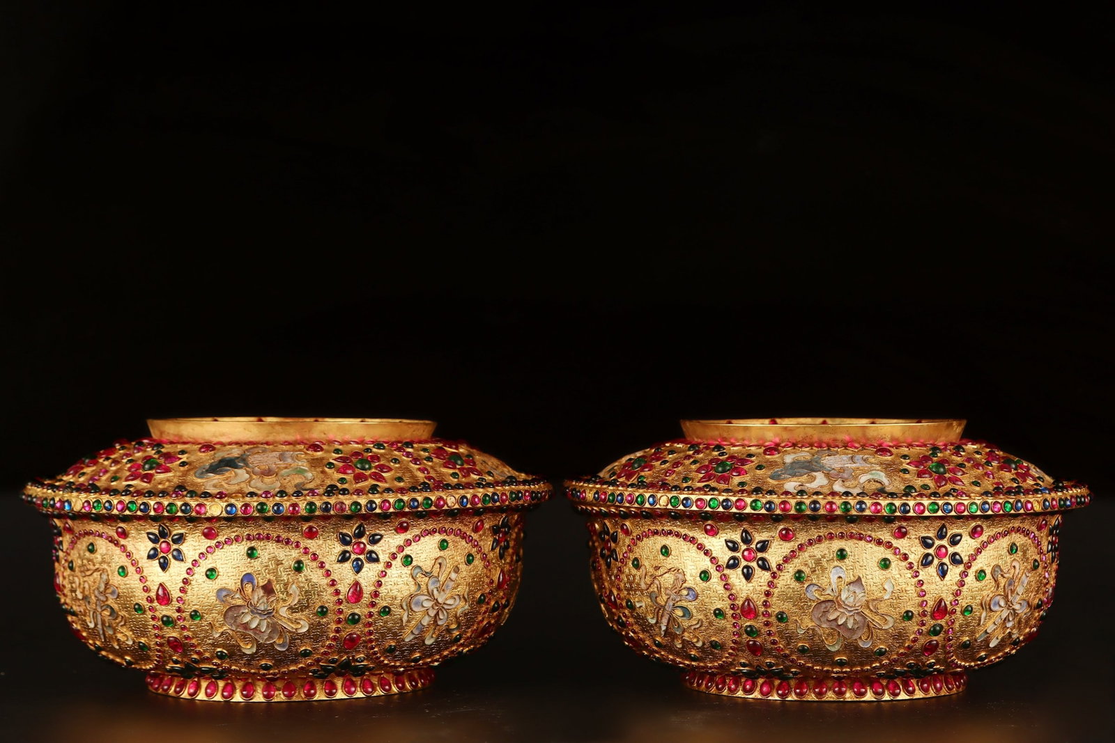 A Pair of Exquisite Gilt Bronze Eight Treasures Pattern Cover Bowls,Inlaid Gems: A Pair of Exquisite Gilt Bronze Eight Treasures Pattern Cover Bowls,Inlaid Gems,Qing Dynasty,China,Qianlong Four-character Mark,Size:5.9inx10.2in,Total Weight:7300g 一对铜鎏