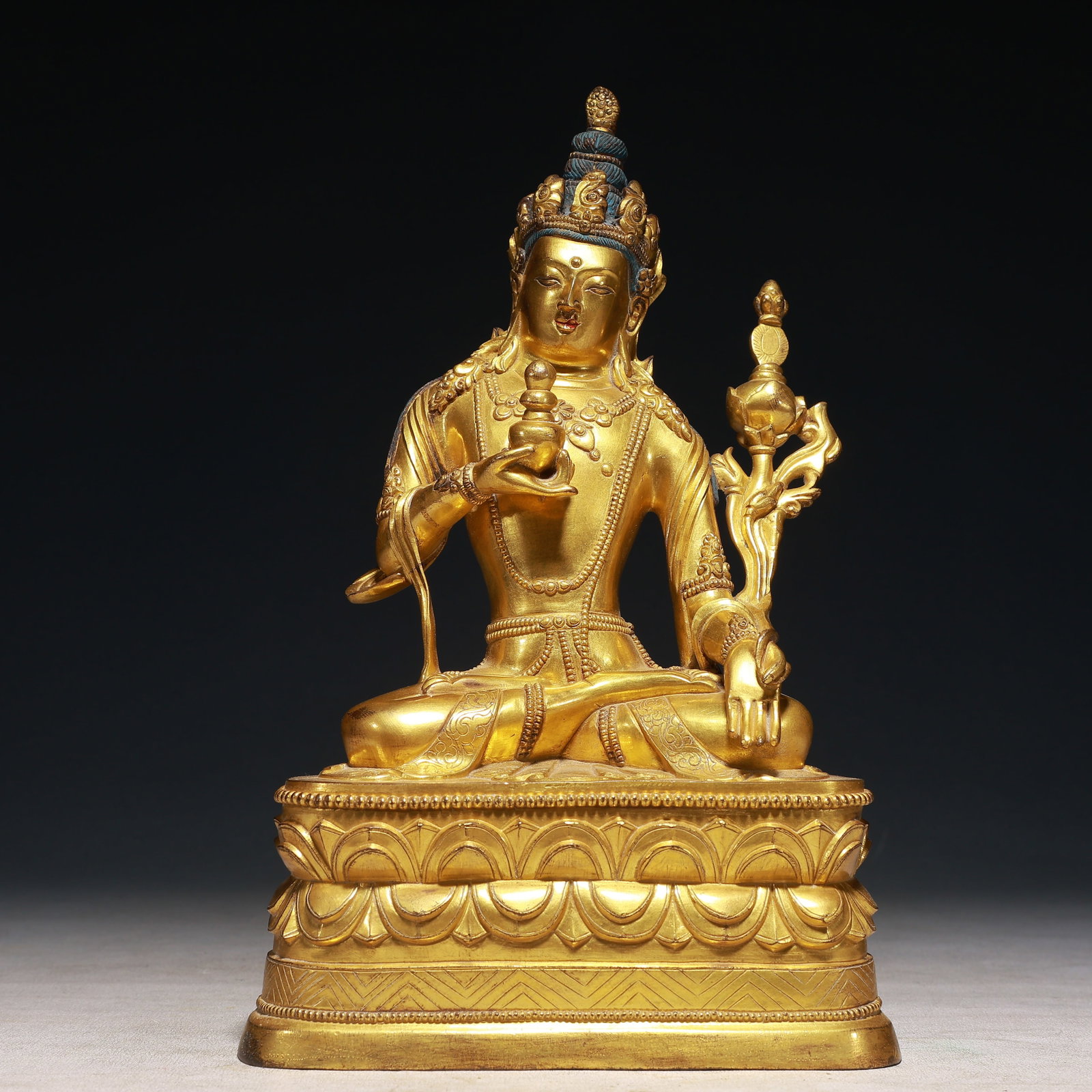 A Solemn Gilt Bronze Statue of Amitayus: A Solemn Gilt Bronze Statue of Amitayus,Qing Dynasty,China,Size:6.7inx4.3inx10.6in,Weight:3250g 铜鎏金无量寿佛像,中国清代