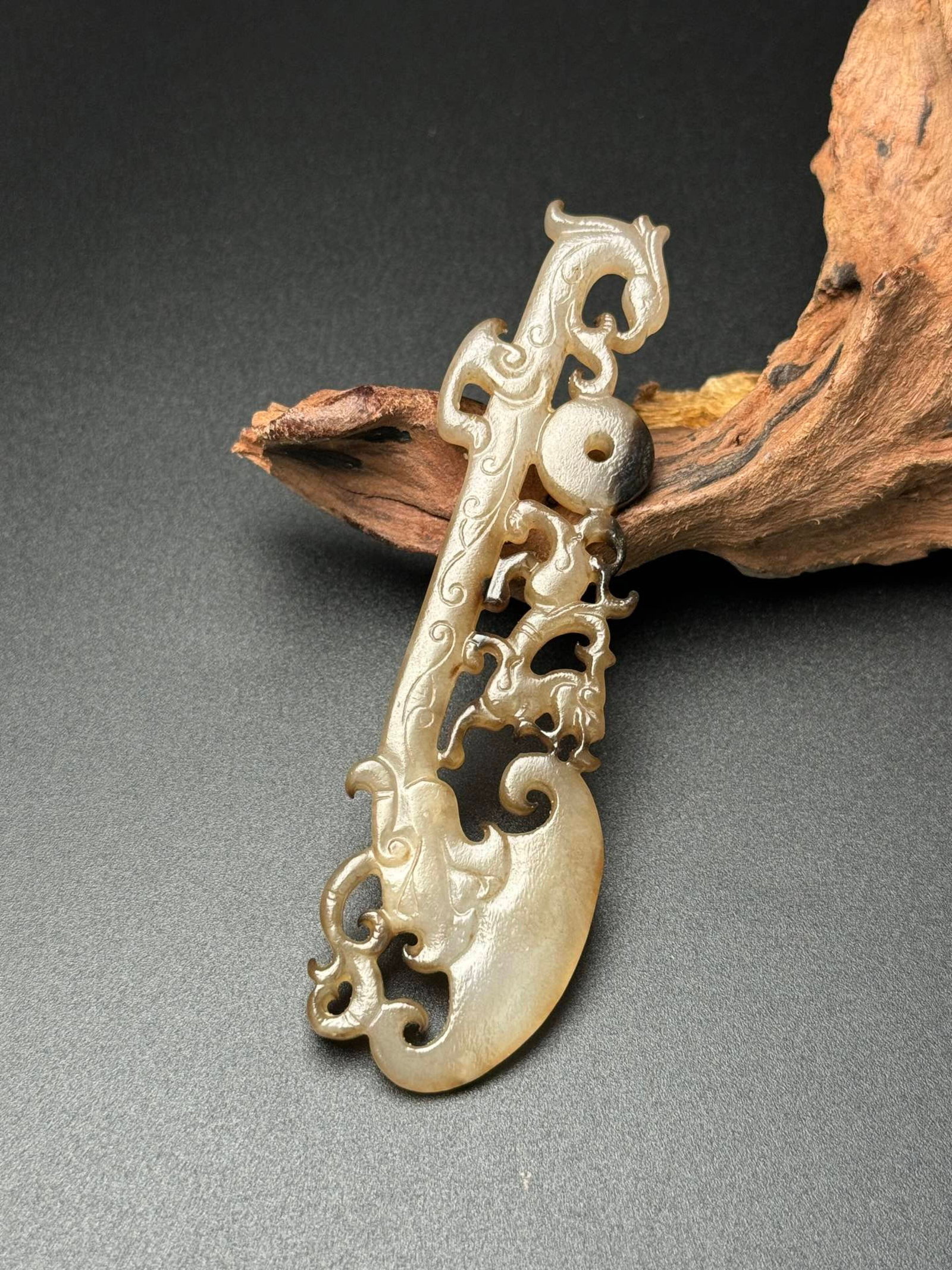 An Exquisite White Jade Dragon and Phoenix Pattern Pendant: An Exquisite White Jade Dragon and Phoenix Pattern Pendant,Qing Dynasty,China,Size:100mmx29mmx4.6mm,Weight:21g 白玉龙凤纹挂件,中国清代