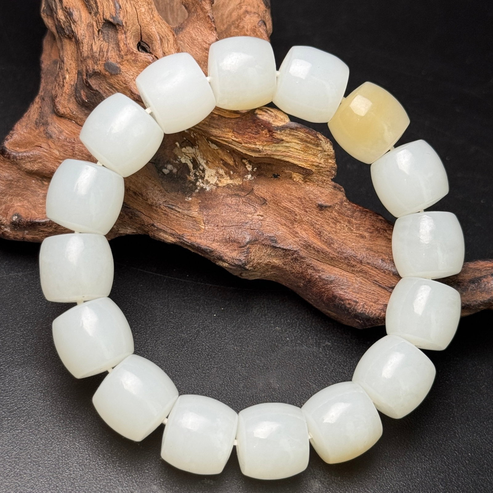 An Exquisite White Jade Bracelets: An Exquisite White Jade Bracelets,Qing Dynasty,China,Size:14mmx13mm,Total Weight:76g 白玉手串,中国清代