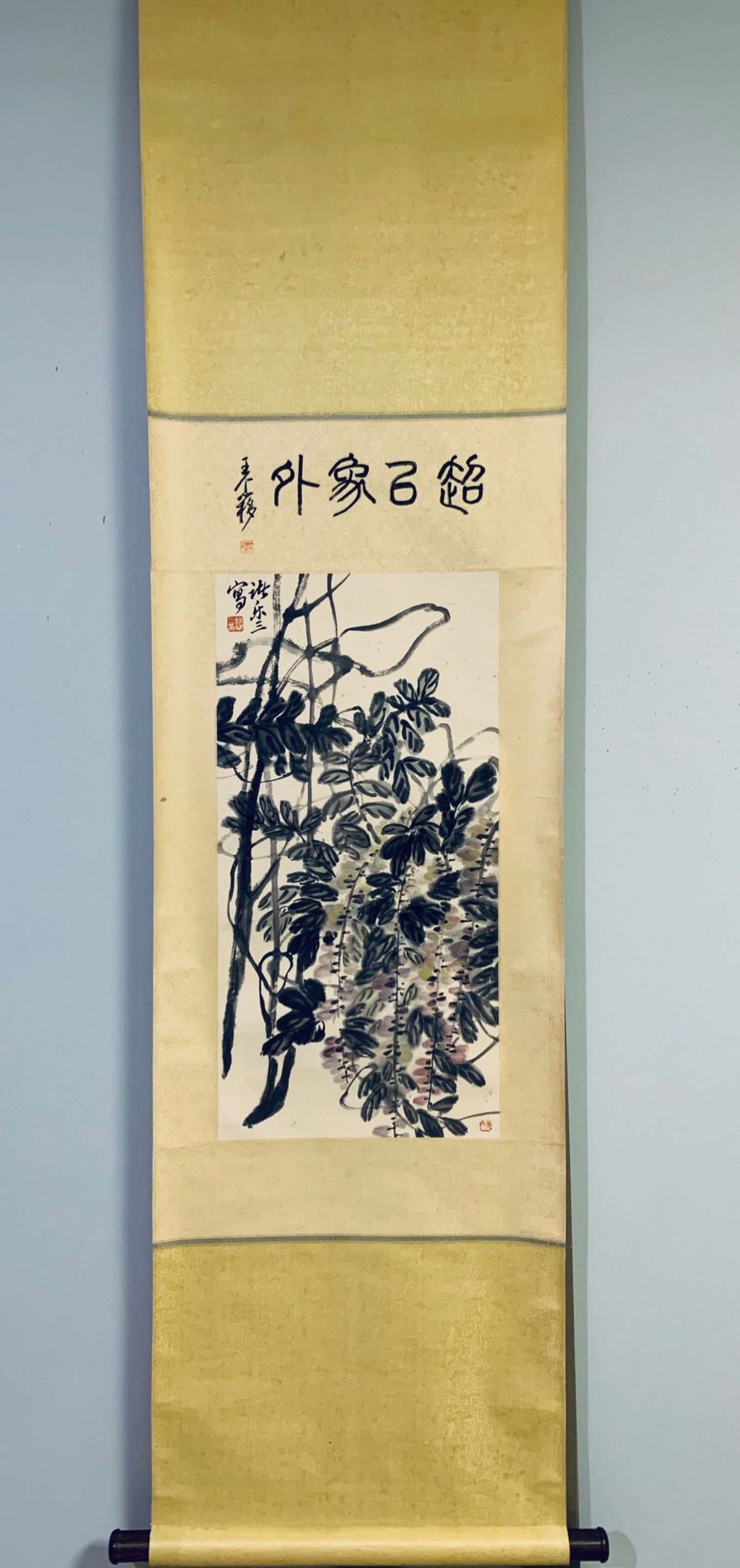 A Chinese Vertical Scroll Ink Painting of Flower on Paper,Zhu Lesan: A Chinese Vertical Scroll Ink Painting of Flower on Paper,Zhu Lesan,Size:13inx32.7in 一幅中国水墨花卉画立轴,诸乐三