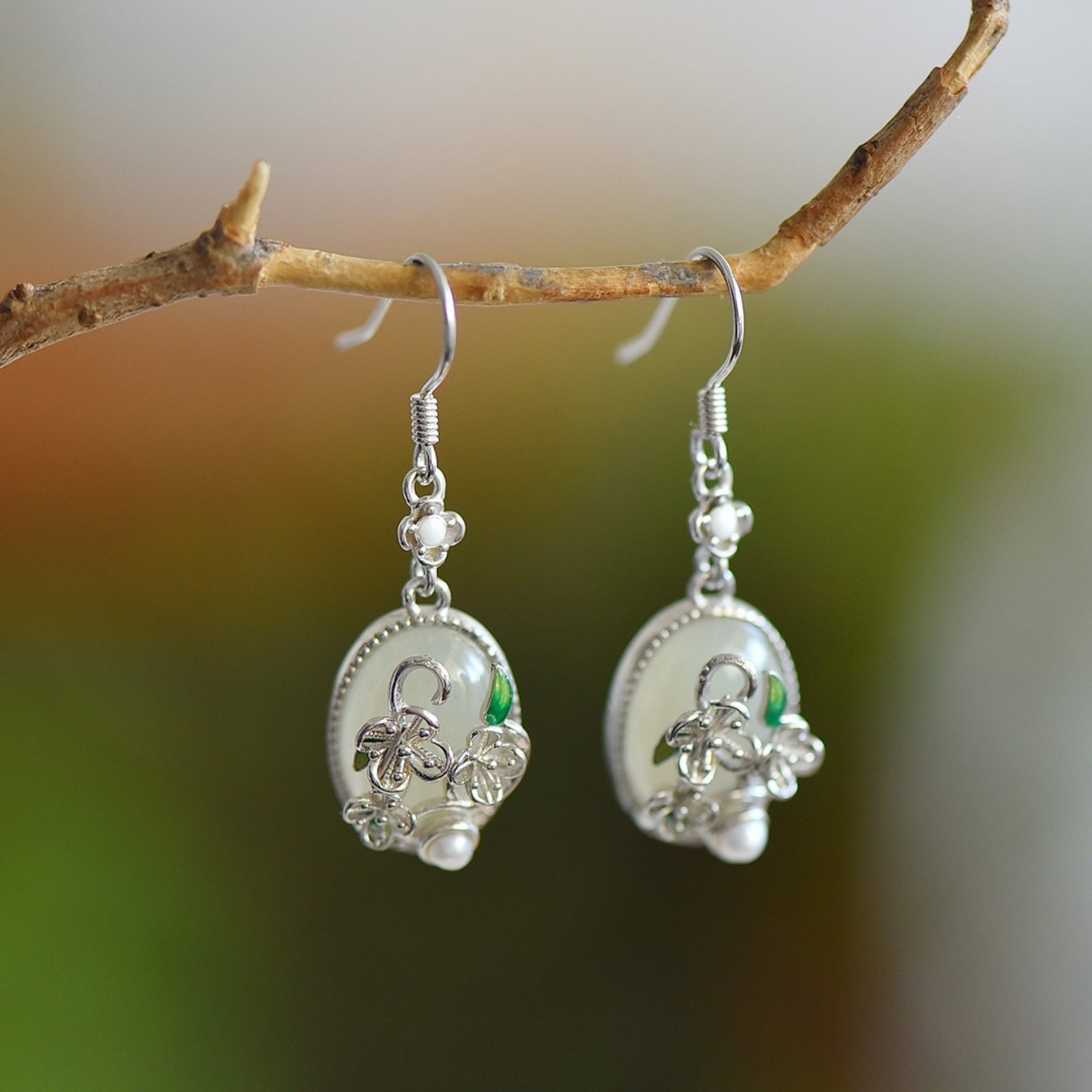A Pair of Exquisite Sterling Silver Inlaid White Jade Earrings,Inlaid Pearls: A Pair of Exquisite Sterling Silver Inlaid White Jade Earrings,Inlaid Pearls 一对纯银镶白玉耳环，嵌珍珠