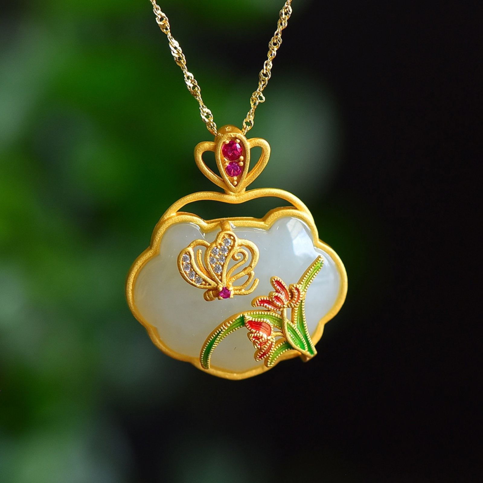 An Exquisite Sterling Silver-Gold Plated Inlaid White Jade Enamel Pendant,Inlaid Gems: An Exquisite Sterling Silver-Gold Plated Inlaid White Jade Enamel Pendant,Inlaid Gems,Size:19mmx26mm 一个精美的纯银镀金镶白玉