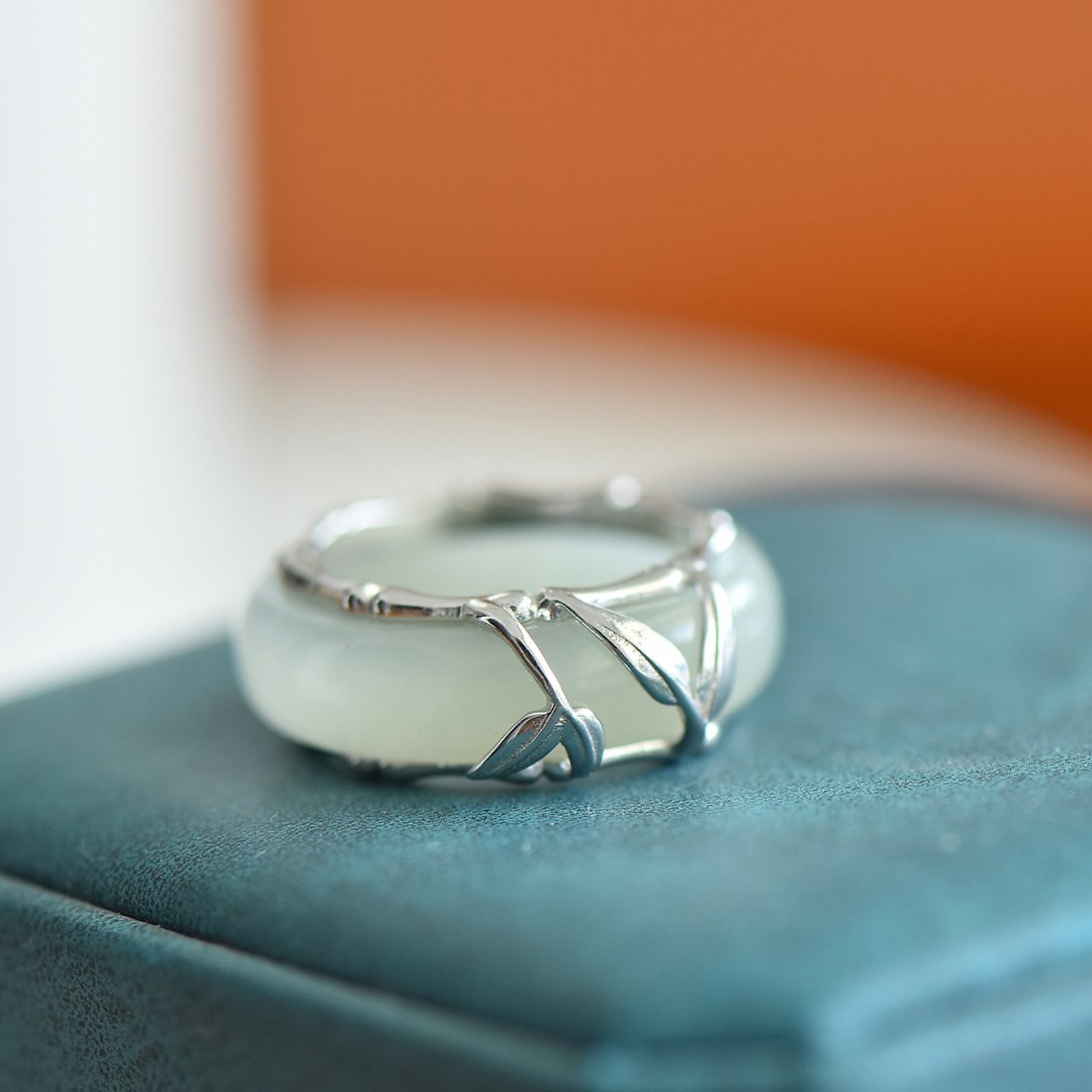 An Exquisite Sterling Silver Inlaid White Jade Ring: An Exquisite Sterling Silver Inlaid White Jade Ring,Size:6mmx8mm 纯银镶白玉戒指