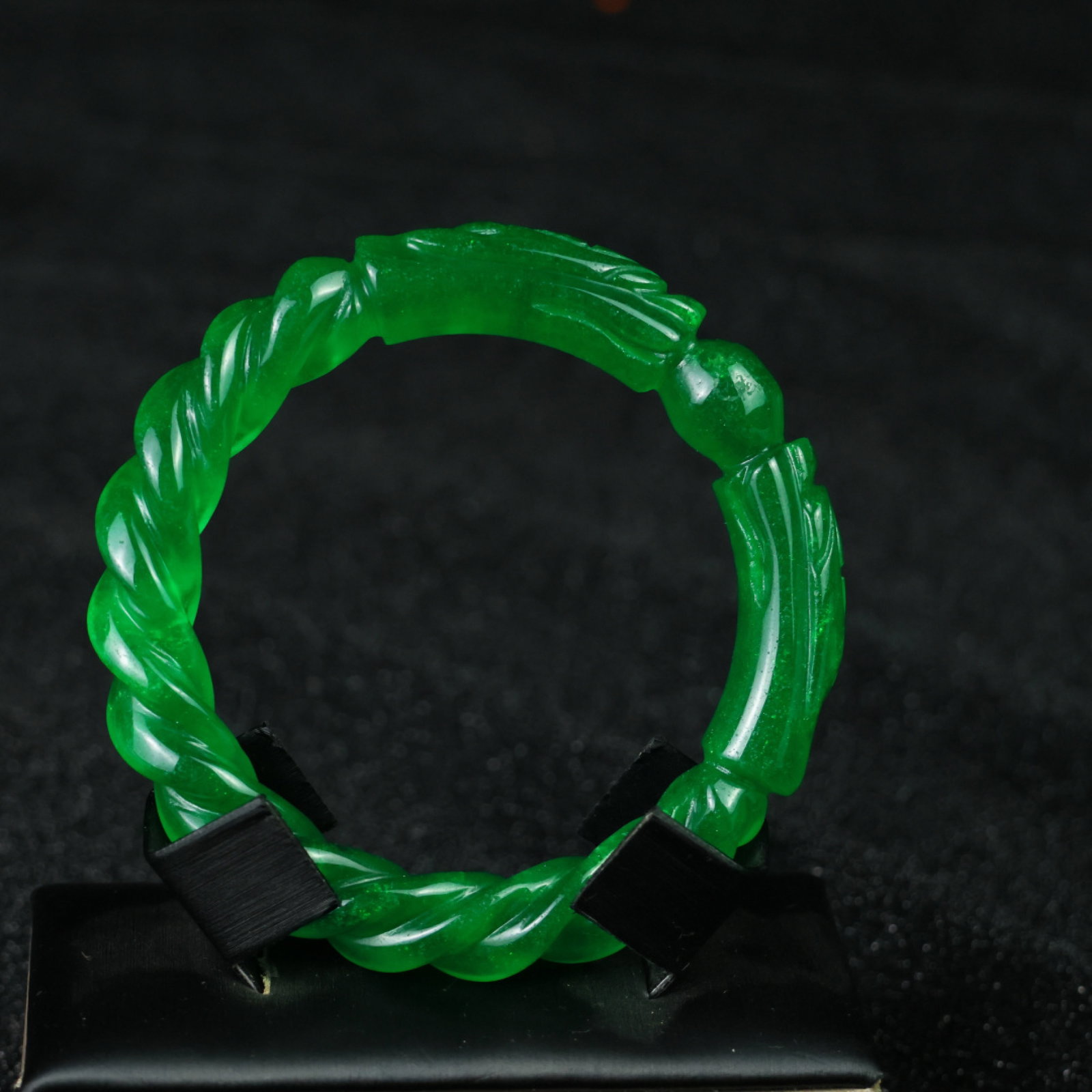 An Exquisite Jadeite Dragon-head Bracelets: An Exquisite Jadeite Dragon-head Bracelets，Size:62mmx12mm 翡翠龙首手镯