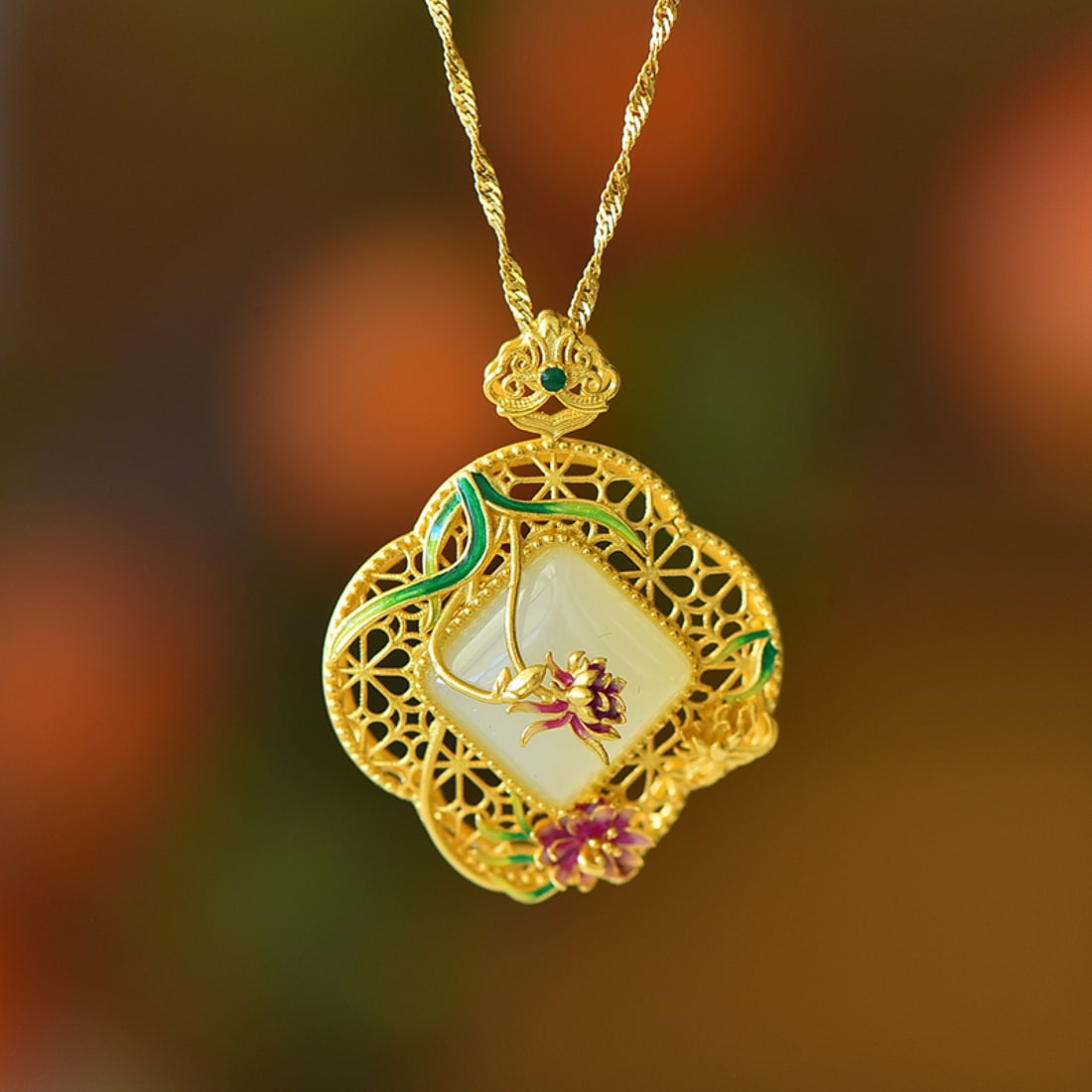 An Exquisite Sterling Silver-Gold Plated Inlaid White Jade Pendant: An Exquisite Sterling Silver-Gold Plated Inlaid White Jade Pendant,Size:12mmx12mm 纯银镀金镶白玉吊坠