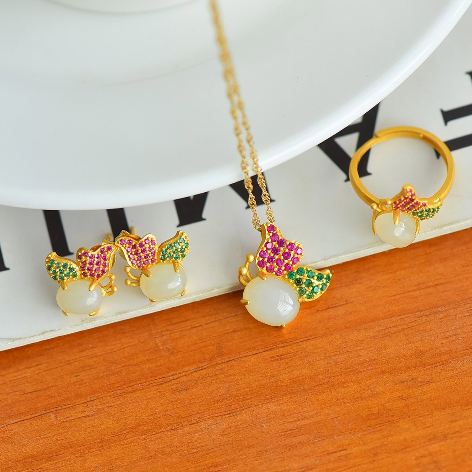 A Set of Fine Sterling Silver-Gold Plated Inlaid White Jade Jewelrys: A Set of Fine Sterling Silver-Gold Plated Inlaid White Jade Jewelrys,Size:( Ring)6mmx8mm,( Earrings)6mmx8mm,( Pendant)8mmx10mm