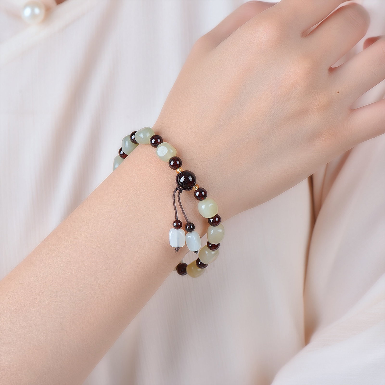 An Exquisite White Jade Bracelets: An Exquisite White Jade Bracelets (寓意)吉祥如意 玉脂白润 白玉手串