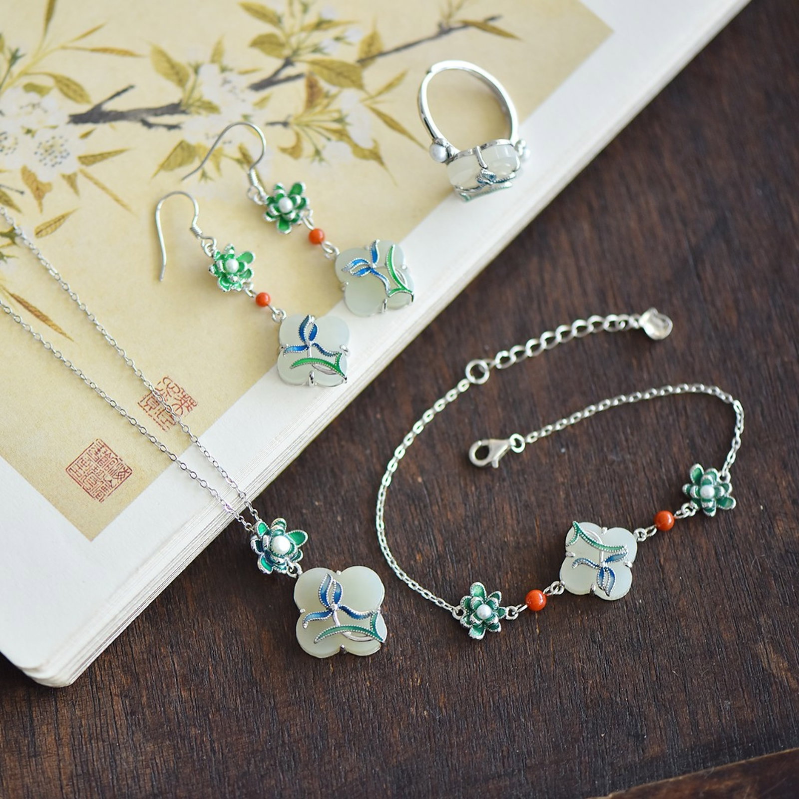 A Set of Fine Sterling Silver Inlaid White Jade Jewelry,Inlaid Pearls: A Set of Fine Sterling Silver Inlaid White Jade Jewelry,Inlaid Pearls 一套纯银镶白玉首饰，嵌珍珠