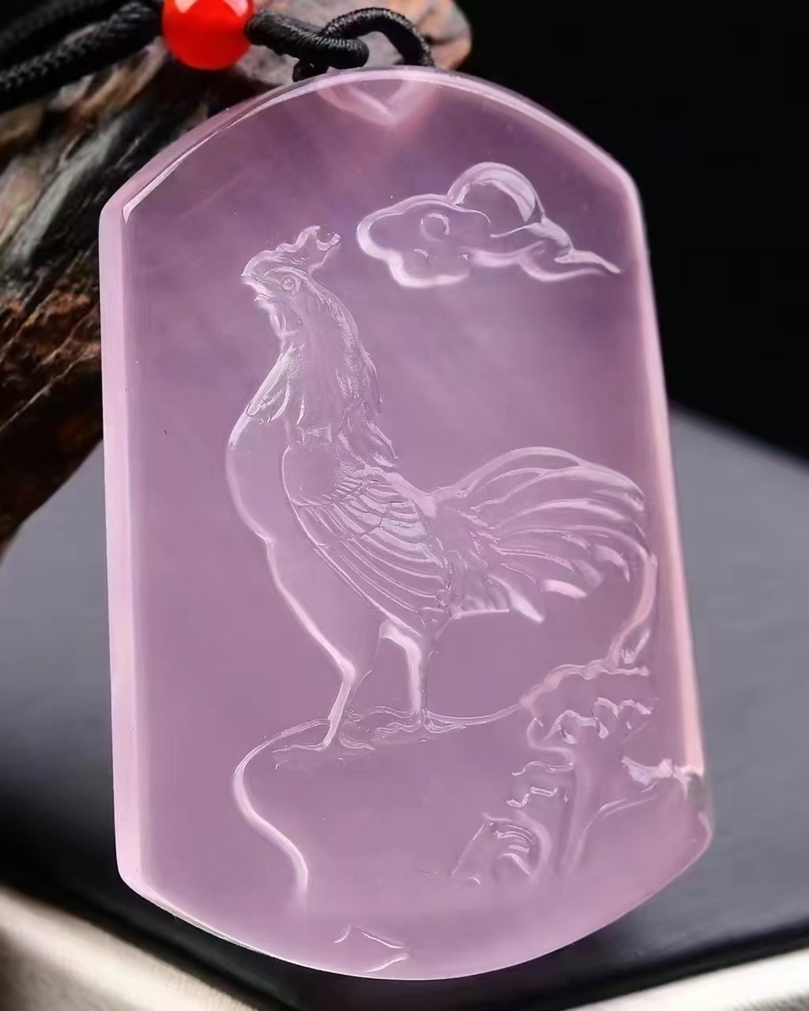 An Exquisite Crystal Rooster Pattern Pendant: An Exquisite Crystal Rooster Pattern Pendant,Size:40mmx20mmx12mm,Weight:47g 水晶公鸡纹吊坠