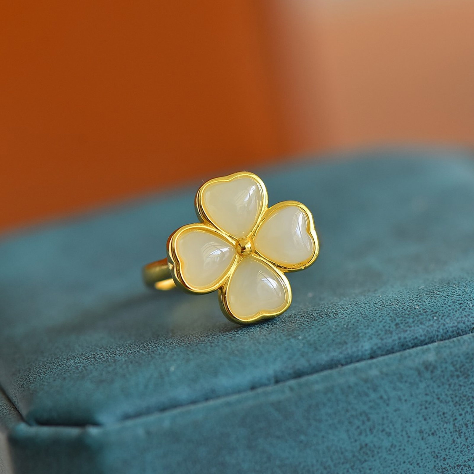 An Exquisite Sterling Silver-Gold Plated Inlaid White Jade Ring: An Exquisite Sterling Silver-Gold Plated Inlaid White Jade Ring,Size:6mmx6mm 纯银镀金镶白玉戒指