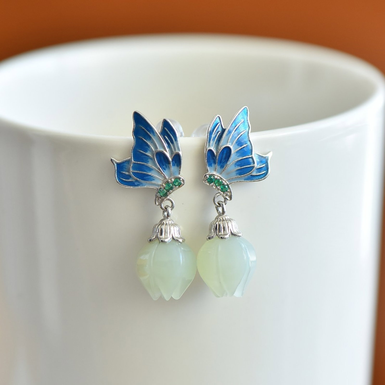 A Pair of Exquisite Sterling Silver Inlaid White Jade Enamel Earrings: A Pair of Exquisite Sterling Silver Inlaid White Jade Enamel Earrings,Size:11mmx11mm 一对纯银镶白玉珐琅耳环