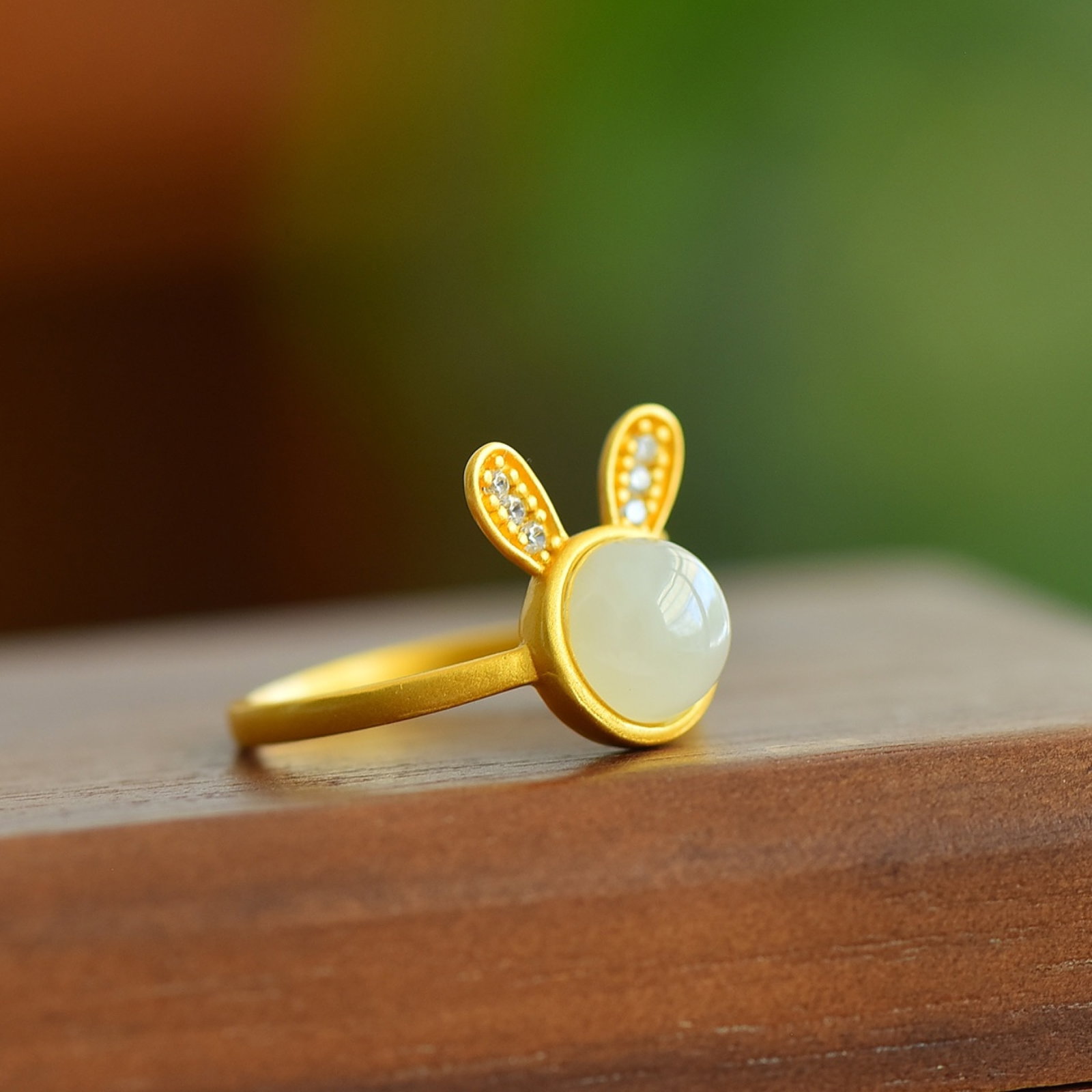 An Exquisite Sterling Silver-Gold Plated Inlaid White Jade Ring,Inlaid Diamond: An Exquisite Sterling Silver-Gold Plated Inlaid White Jade Ring,Inlaid Diamond 纯银镀金镶白玉戒指,嵌钻石
