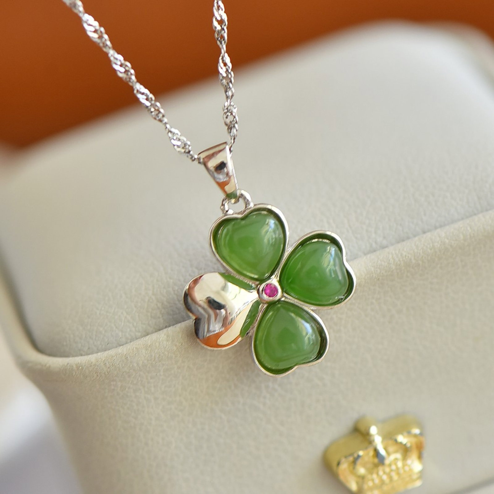 An Exquisite Sterling Silver Inlaid Jasper Pendant: An Exquisite Sterling Silver Inlaid Jasper Pendant,Size:6mmx6mm 纯银镶碧玉吊坠