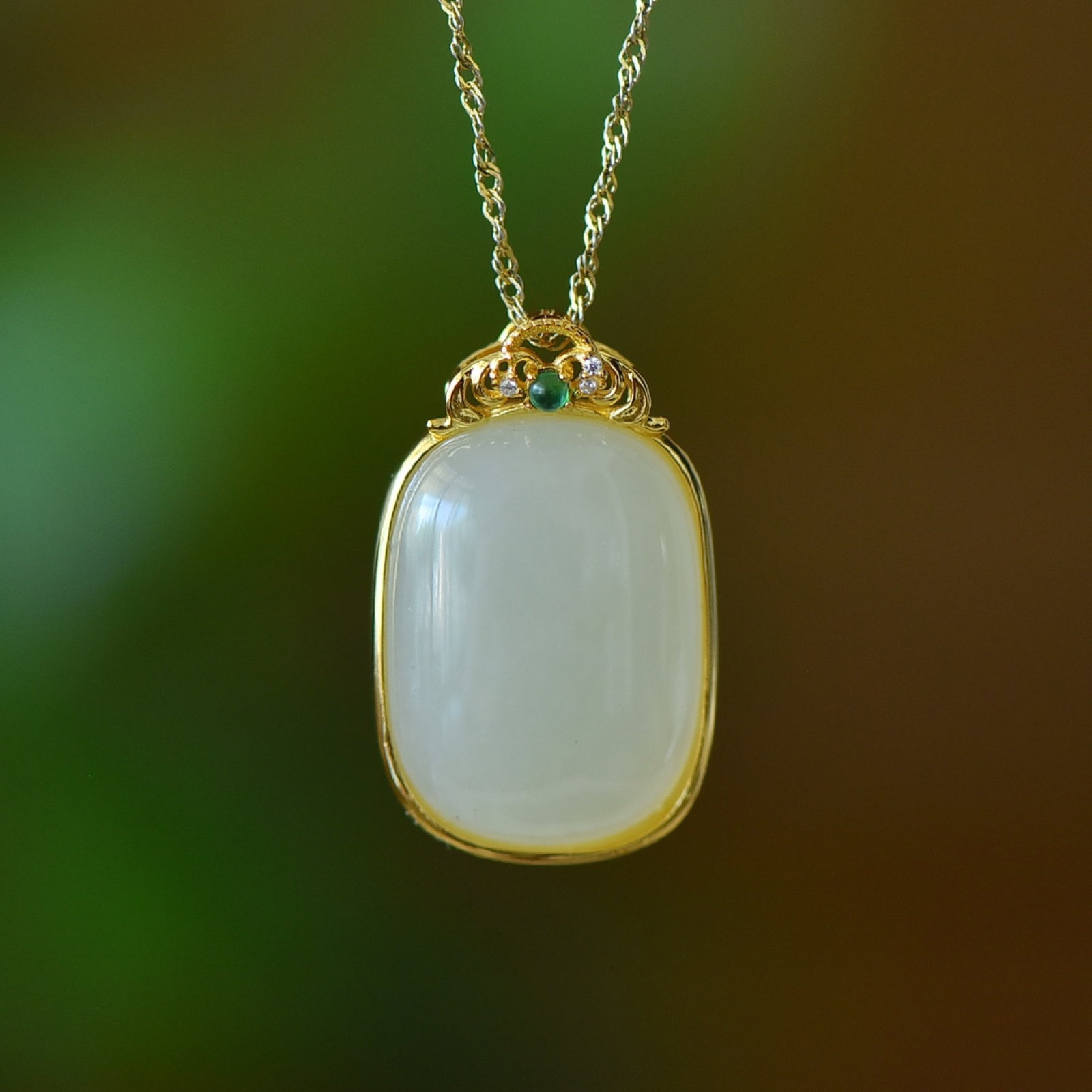 An Exquisite Sterling Silver-Gold Plated Inlaid White Jade Pendant: An Exquisite Sterling Silver-Gold Plated Inlaid White Jade Pendant,Size:16mmx22mm 纯银镀金镶白玉吊坠
