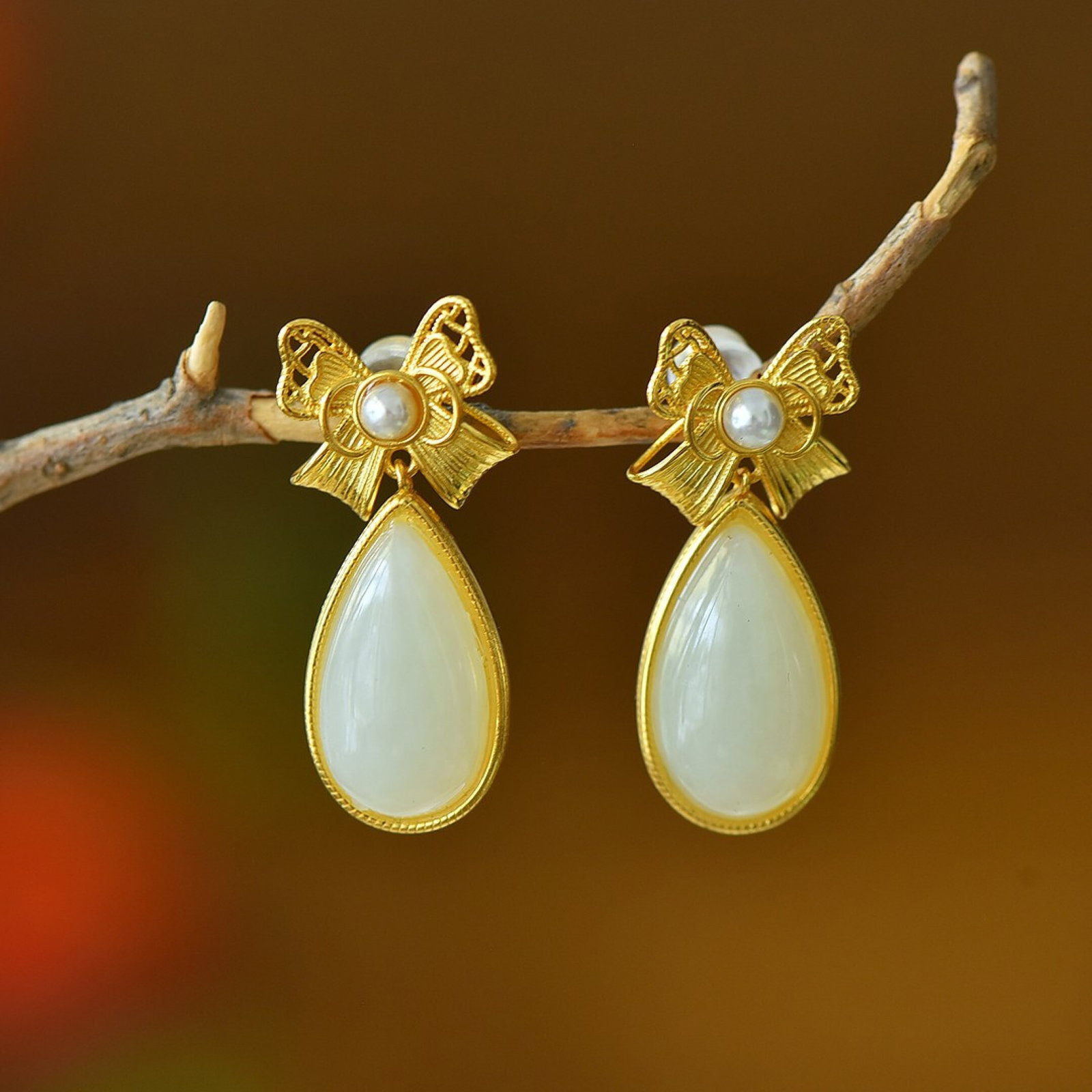 A Pair of Exquisite Sterling Silver-Gold Plated Inlaid White Jade Earrings: A Pair of Exquisite Sterling Silver-Gold Plated Inlaid White Jade Earrings,Size:10mmx18mm 一对纯银镀金镶白玉耳环