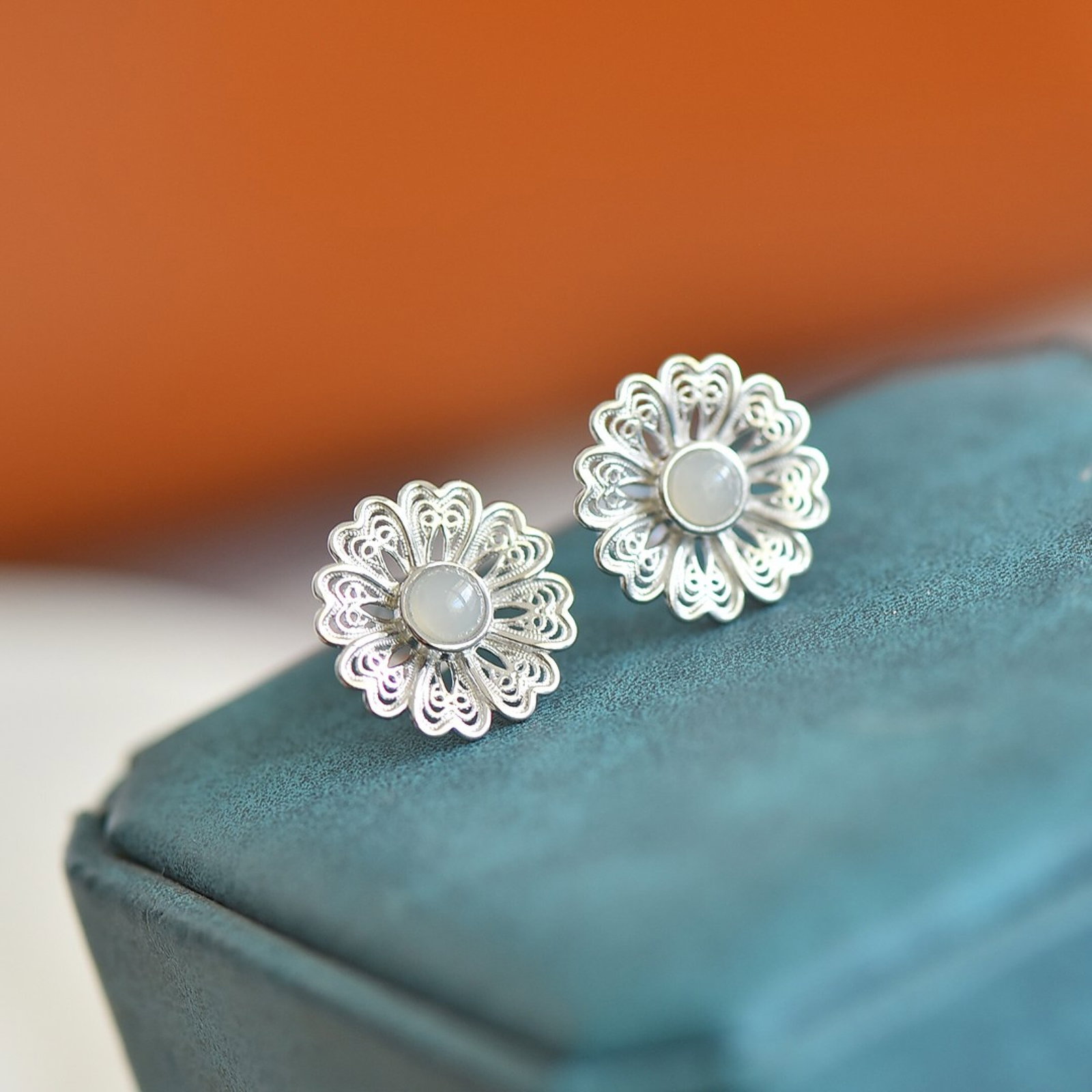 A Pair of Exquisite Sterling Silver Inlaid White Jade Earrings: A Pair of Exquisite Sterling Silver Inlaid White Jade Earring,Size:4mmx4mm 一对纯银镶白玉耳钉