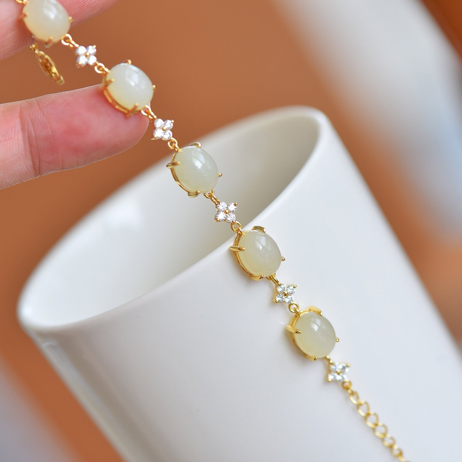 An Exquisite Sterling Silver-Gold Plated Inlaid White Jade Bracelets,Inlaid Diamond: An Exquisite Sterling Silver-Gold Plated Inlaid White Jade Bracelets,Inlaid Diamond,Size:8mmx10mm 纯银镀金镶白玉手链,嵌钻石