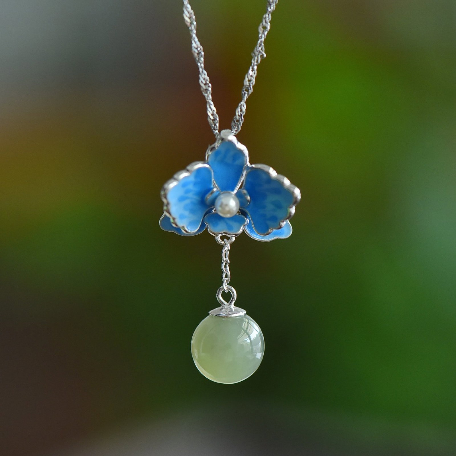 An Exquisite Sterling Silver Inlaid Greenish Jade Pendant: An Exquisite Sterling Silver Inlaid Greenish Jade Pendant,Size:10mmx10mm 纯银镶青白玉吊坠