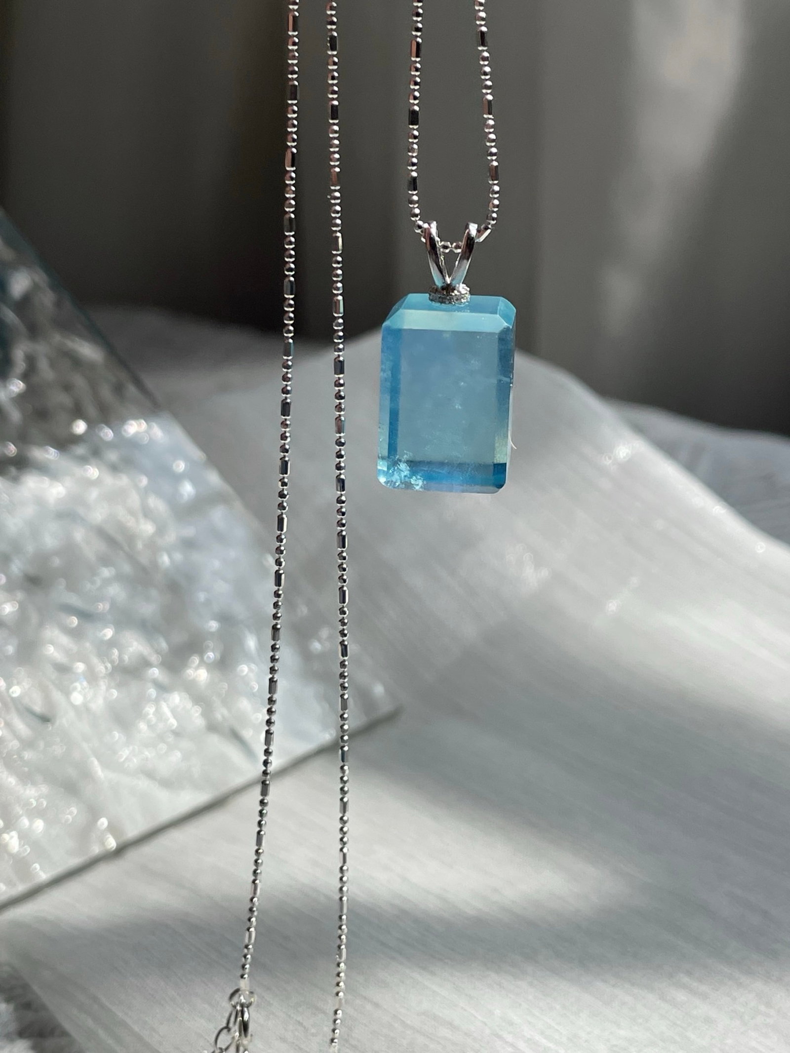 An Exquisite Sterling Silver Inlaid Aquamarine Pendant: An Exquisite Sterling Silver Inlaid Aquamarine Pendant,Size:17.8mmx12mmx9.5mm,Weight:5.5g 纯银镶海蓝宝吊坠