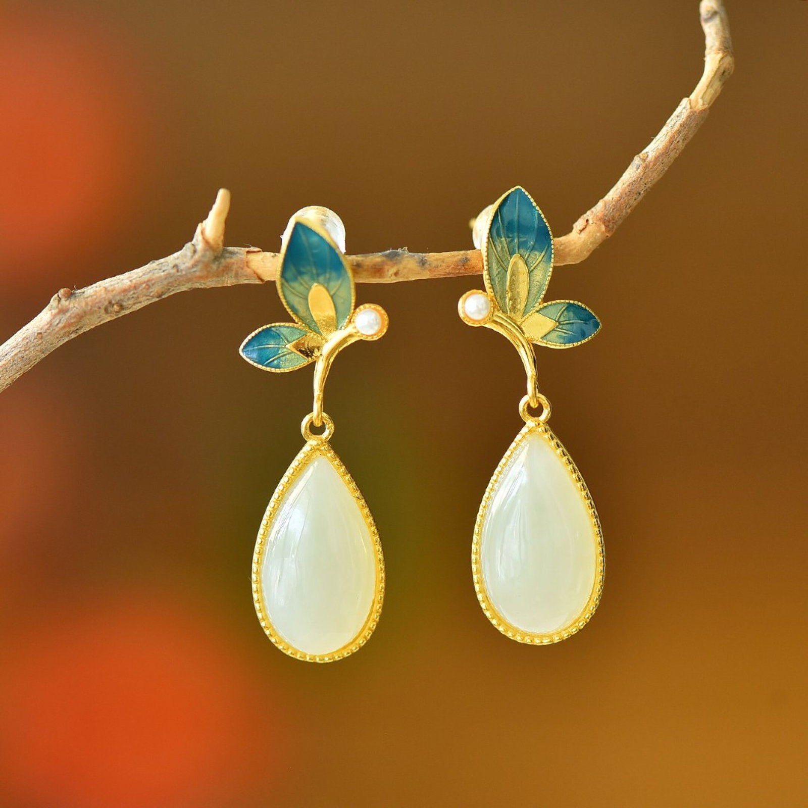A Pair of Exquisite Sterling Silver-Gold Plated Inlaid White Jade Earrings: A Pair of Exquisite Sterling Silver-Gold Plated Inlaid White Jade Earrings,Size:10mmx18mm 一对纯银镀金镶白玉耳环