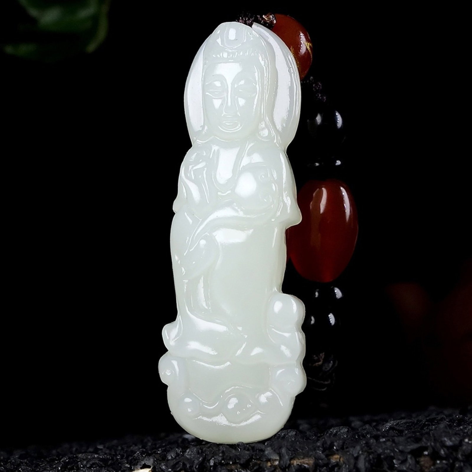 An Exquisite White Jade Statue of Avalokitesvara Pendant: An Exquisite White Jade Statue of Avalokitesvara Pendant,Size:41mmx15mmx7mm 白玉观音像挂件