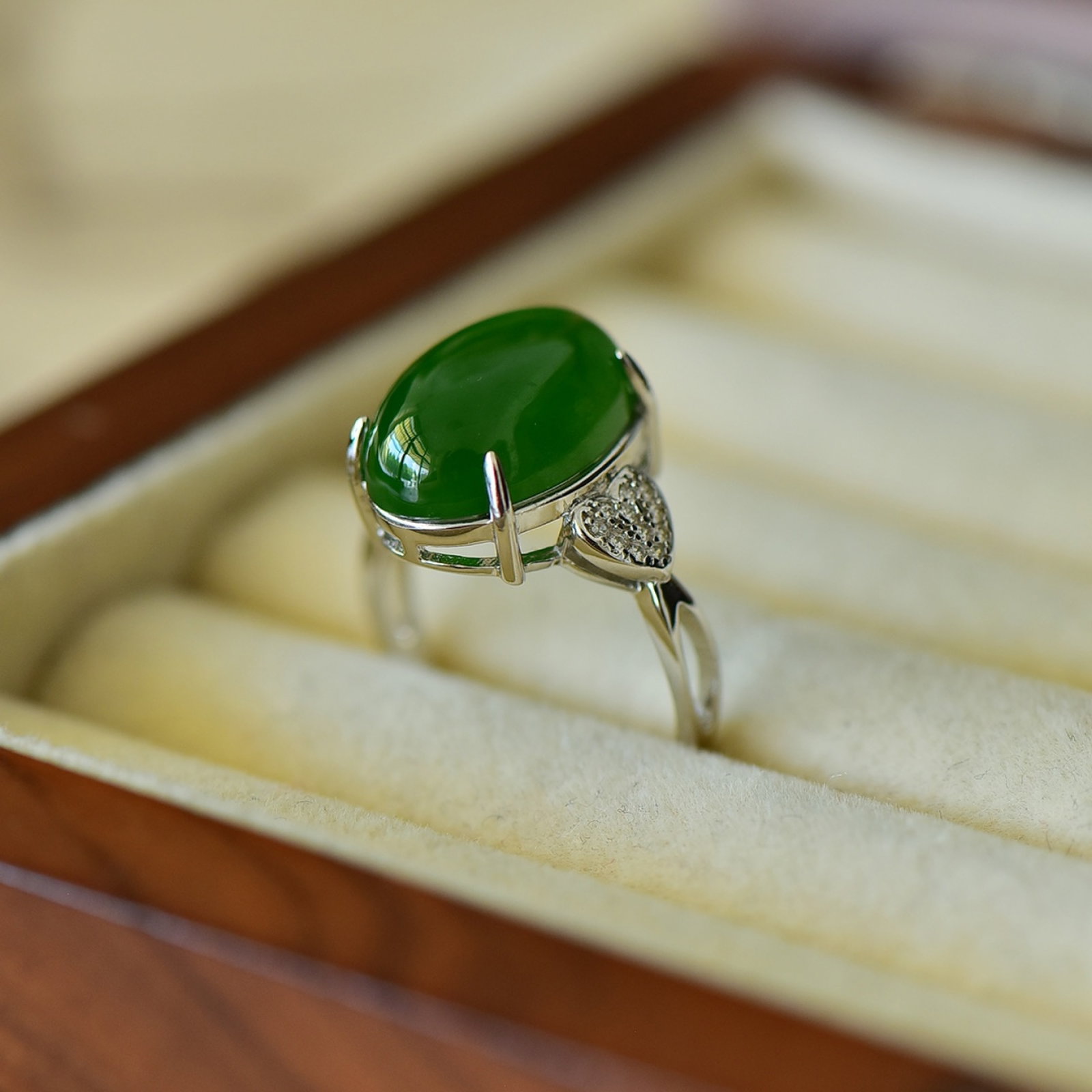 An Exquisite Sterling Silver Inlaid Jasper Ring,Inlaid Gems: An Exquisite Sterling Silver Inlaid Jasper Ring,Inlaid Gems Size:12mmx16mm 纯银镶碧玉戒指,嵌宝石