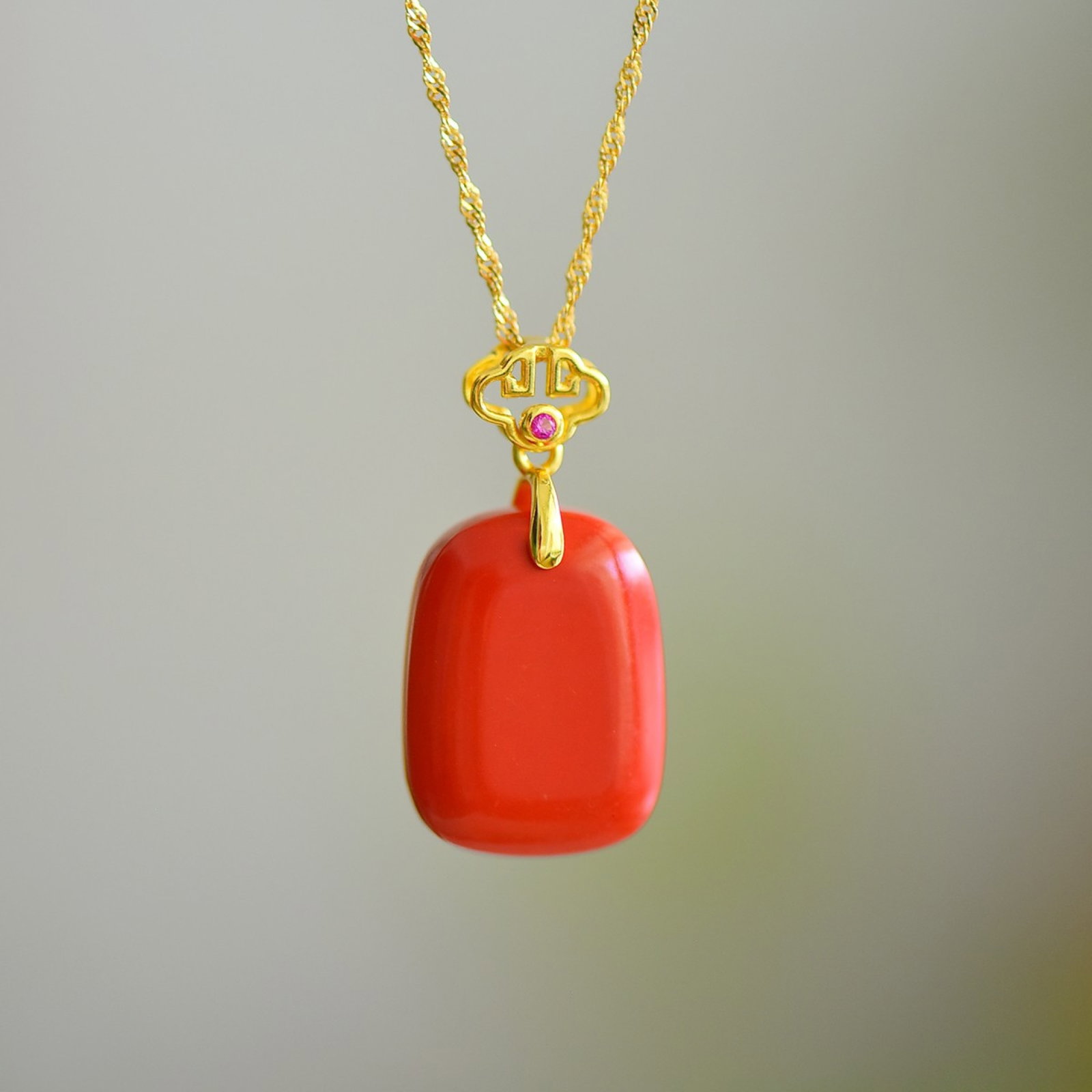 An Exquisite Sterling Silver-Gold Plated Inlaid Cinnabar Pendant: An Exquisite Sterling Silver-Gold Plated Inlaid Cinnabar Pendant,Size:15mmx20mm 寓意:吉祥如意,平安无事 纯银镀金ž