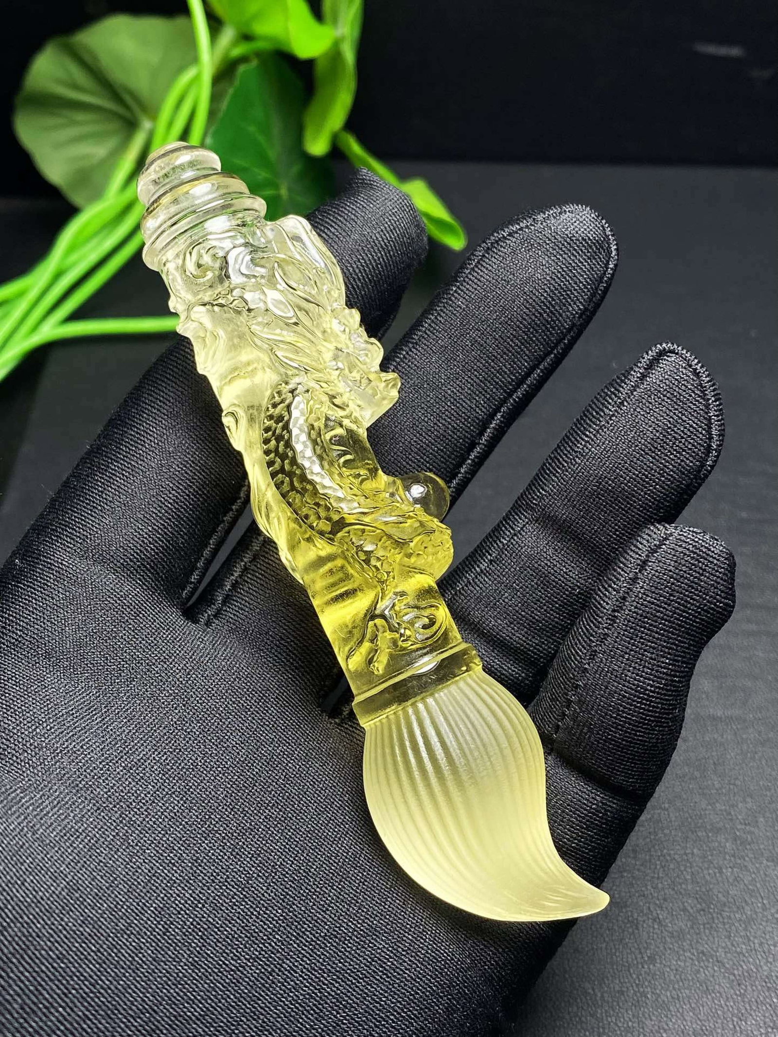 An Exquisite Crystal Dragon Pattern Ink Brush Hand Piece: An Exquisite Crystal Dragon Pattern Ink Brush Hand Piece,Size:111mmx23mm,Weight:69.2g 水晶龙纹毛笔手把件 寓意:飞黄腾