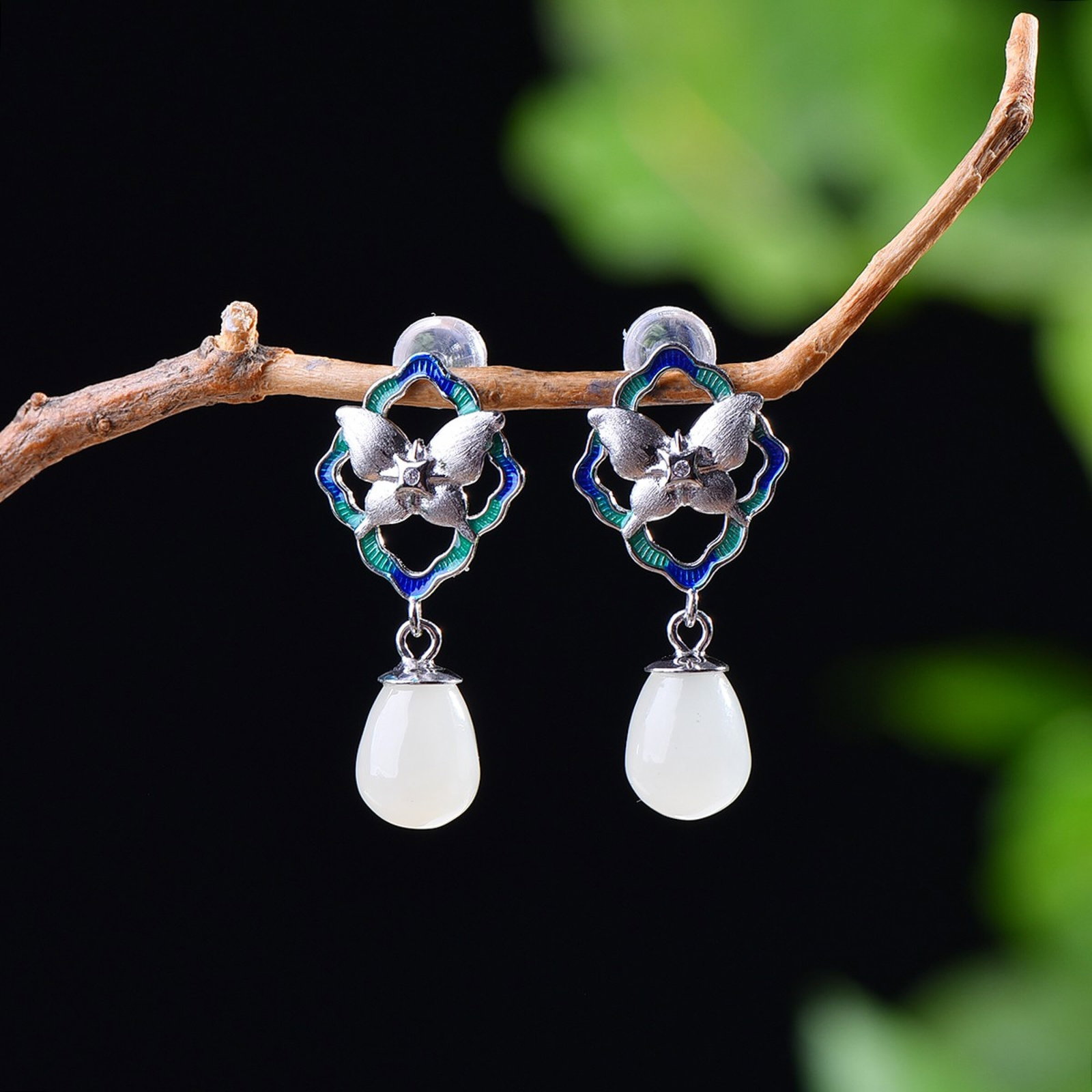 A Pair of Exquisite Sterling Silver Inlaid White Jade Enamel Earrings: A Pair of Exquisite Sterling Silver Inlaid White Jade Enamel Earrings,Size:8mmx9mm 一对纯银镶白玉珐琅耳环