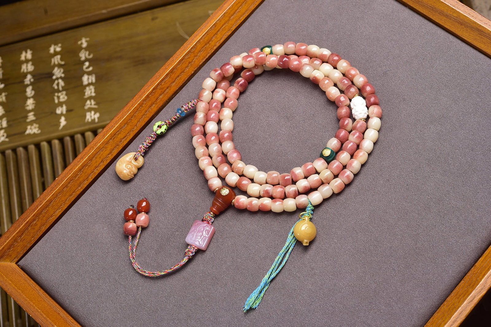 An Exquisite Bracelets: An Exquisite Bracelets,Size:8mmx7mm,Weight:74.2g 手串